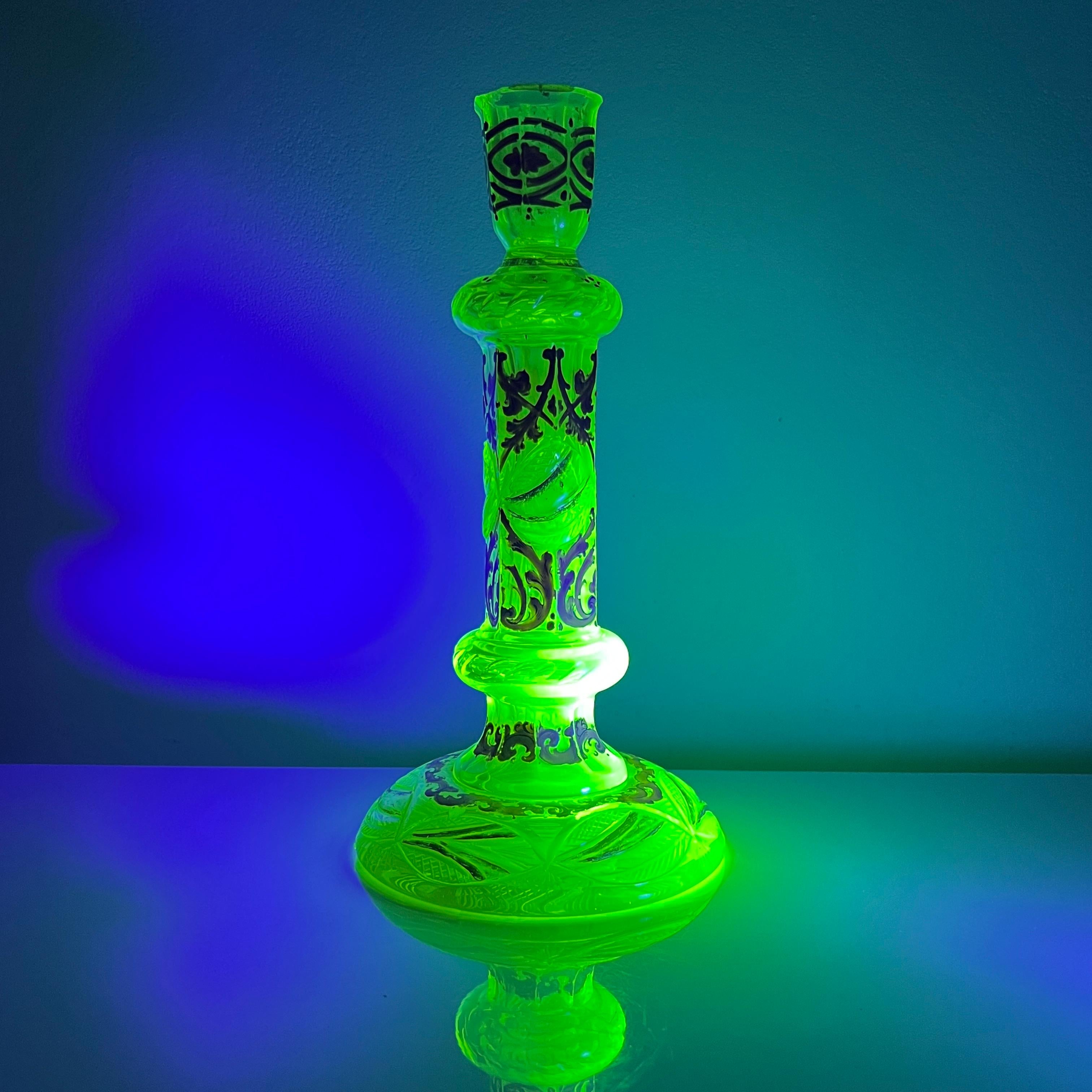 Bougeoir en ouraline verre taillé emaillé Boheme 19th uranium glass For Sale 8