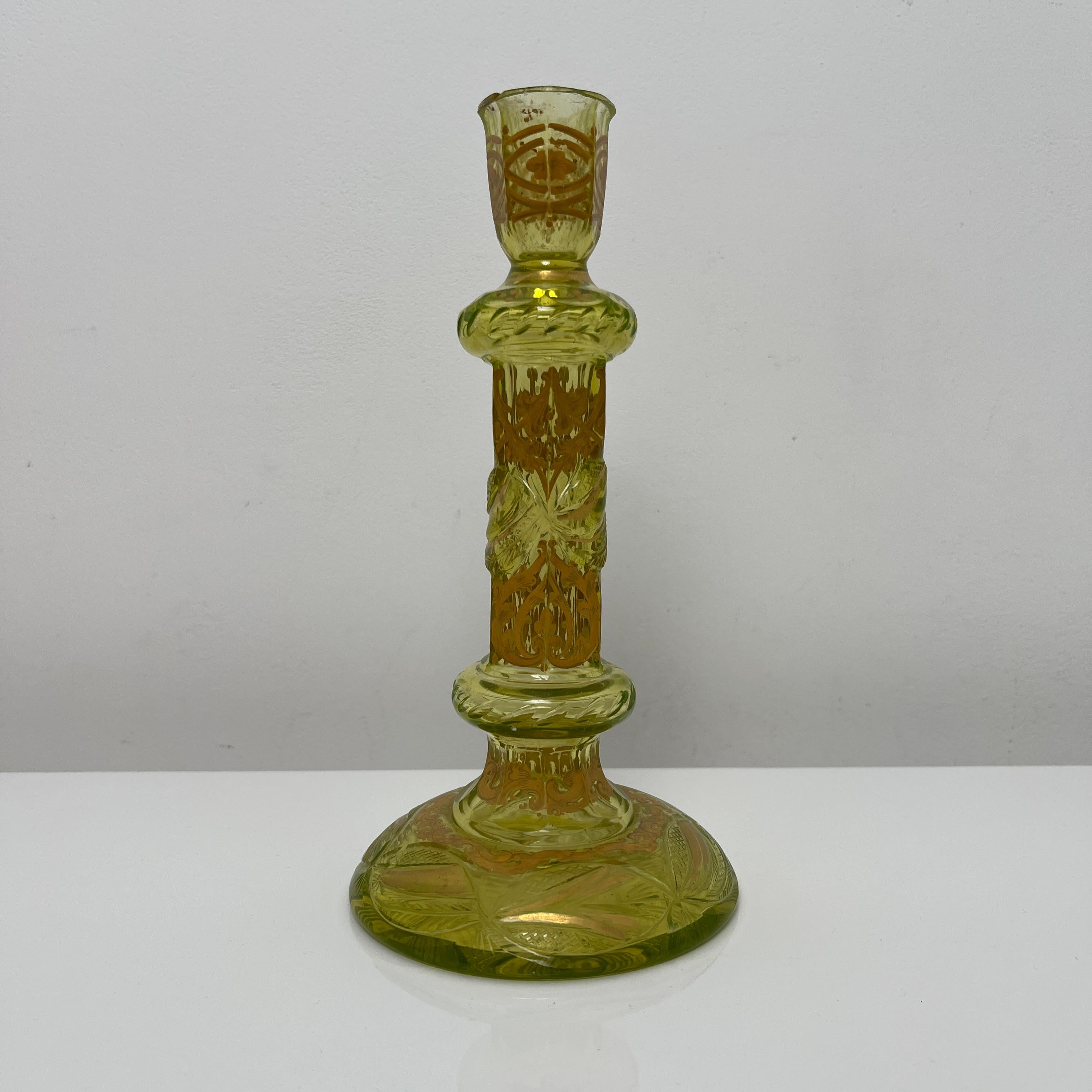 Description :
Bougeoir en ouraline. Verre taillé emaillé. 19e

Dimensions : 
Hauteur : 21 cms
Diamètre : 10,5 cms

Etat : 
Bon état d’usage. A noter quelques éclats au col. Bien regarder les photos. 