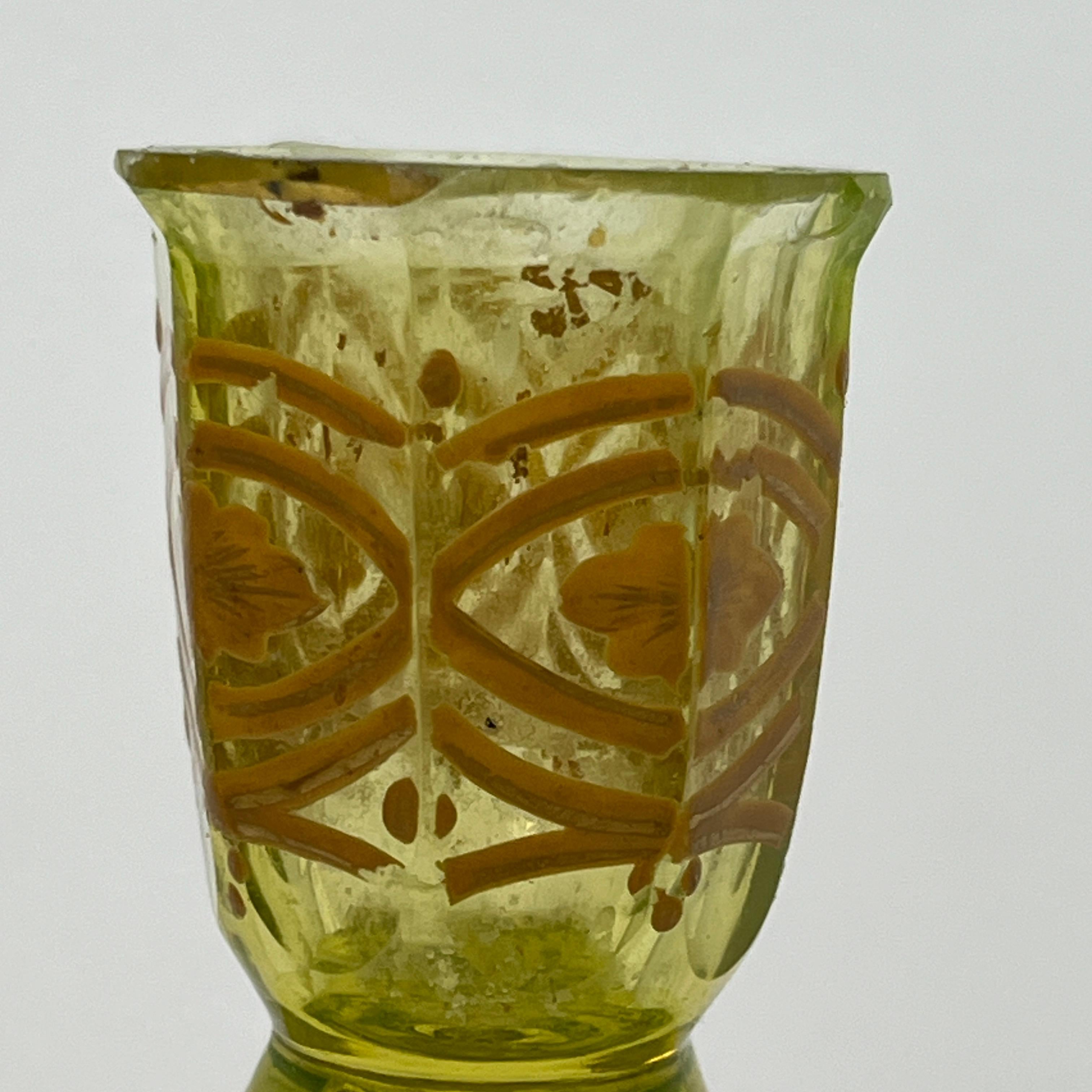 Bougeoir en ouraline verre taillé emaillé Boheme 19th uranium glass For Sale 3