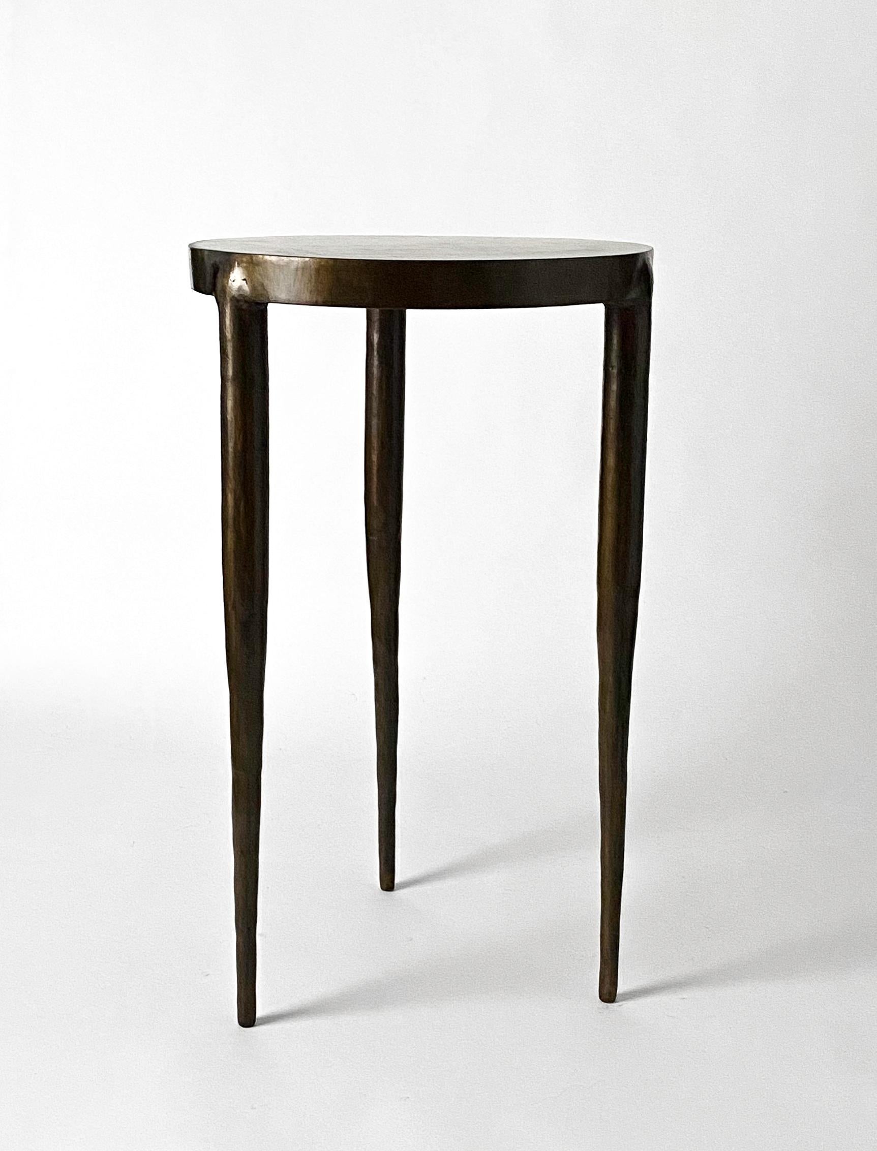 ough-Tisch von Cal Summers
Dimension:  T 58,42 x H 34,29 cm
MATERIALIEN: Geformter Stahl mit Bronzepatina und gewachster Oberfläche.

Cal Summers ist ein britischer Designer, der maßgeschneiderte handgefertigte Möbel und zeitgenössische Artefakte