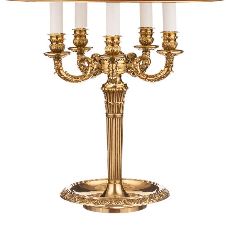 Rehaussez l'élégance de votre espace avec notre Bouillotte à 6 lumières, dotée d'un cadre en bronze et d'un abat-jour ajustable en aluminium peint et décoré à la main. Cette œuvre d'art illumine son environnement avec une touche de sophistication et