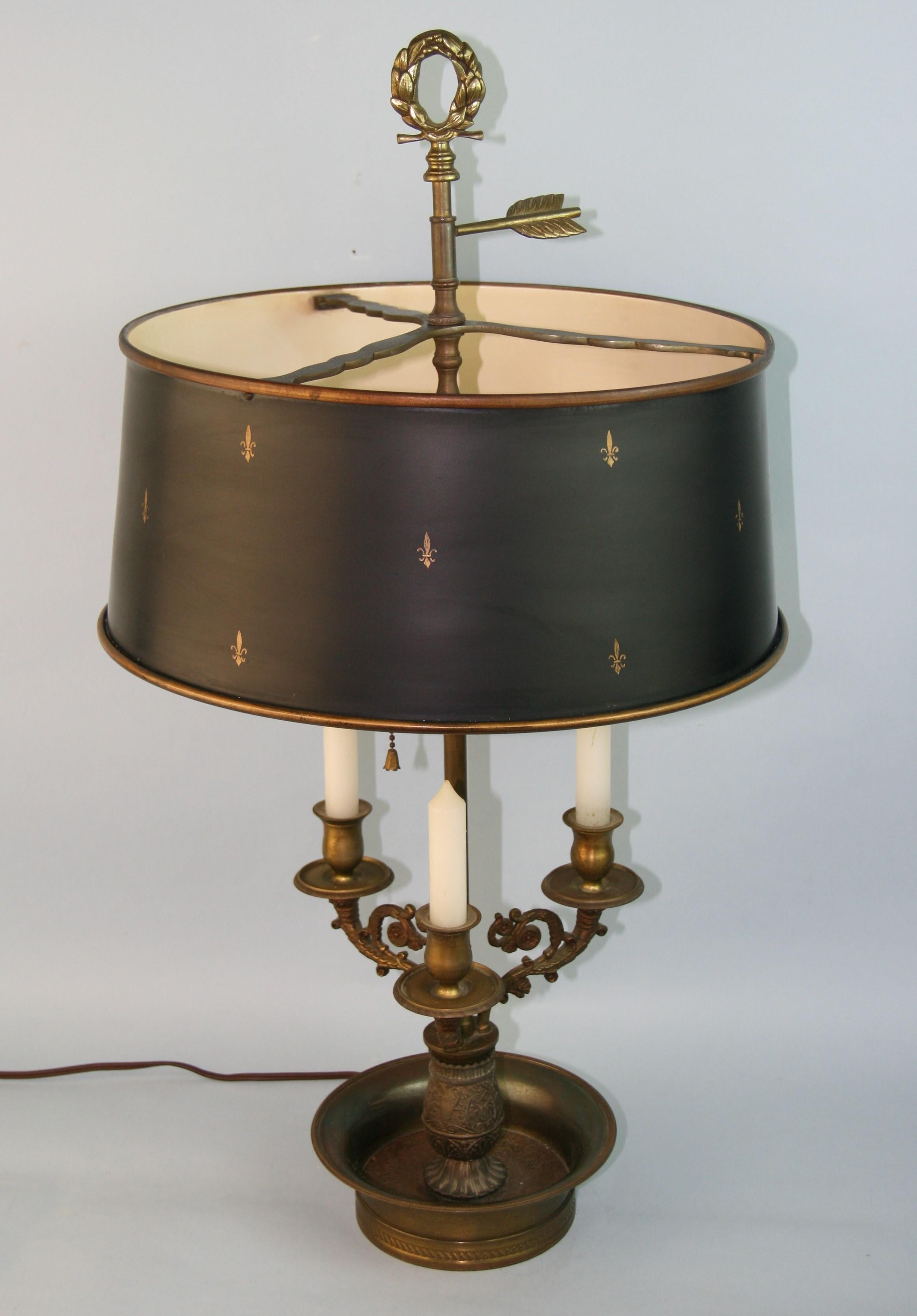 3-1147 Detailed French brass lamp with 2 light cluster.
Takes 2 60 watt Edison bulbs
Has 3 wax candles
Original wiring in working condition