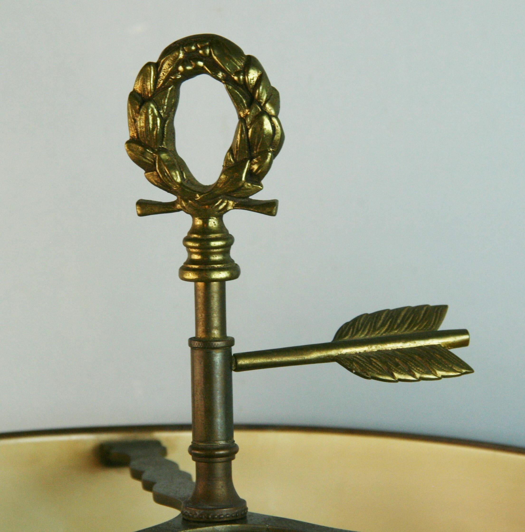 Bouillotte Brass Table Lamp With Fleur De Leis Decorated Tole Shade In Good Condition For Sale In Douglas Manor, NY
