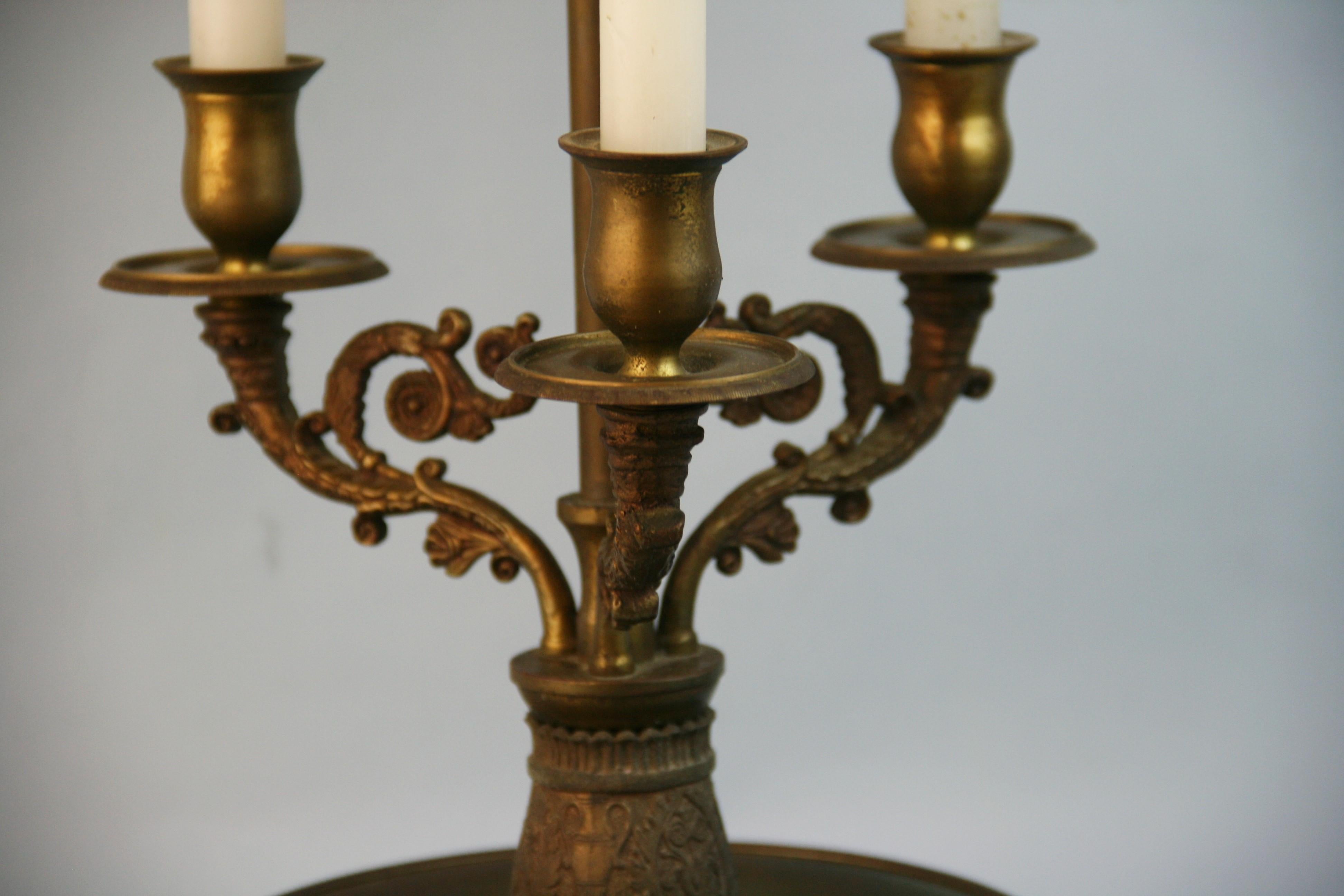 Lampe de table Bouillotte en laiton avec abat-jour en tôle décorée de fleurs de lys en vente 2