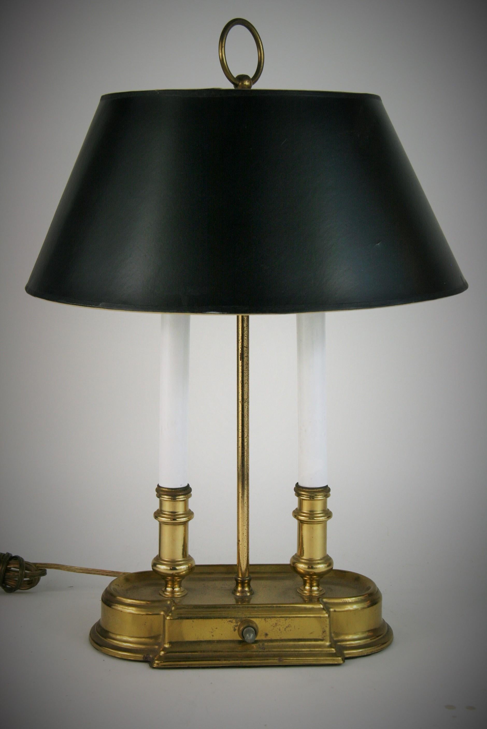 3-436a  2 lampes en laiton avec abat-jour en papier noir.
Ampoules de 60 watts à culot candélabre
Câblage d'origine en état de marche
Abat-jour de 13