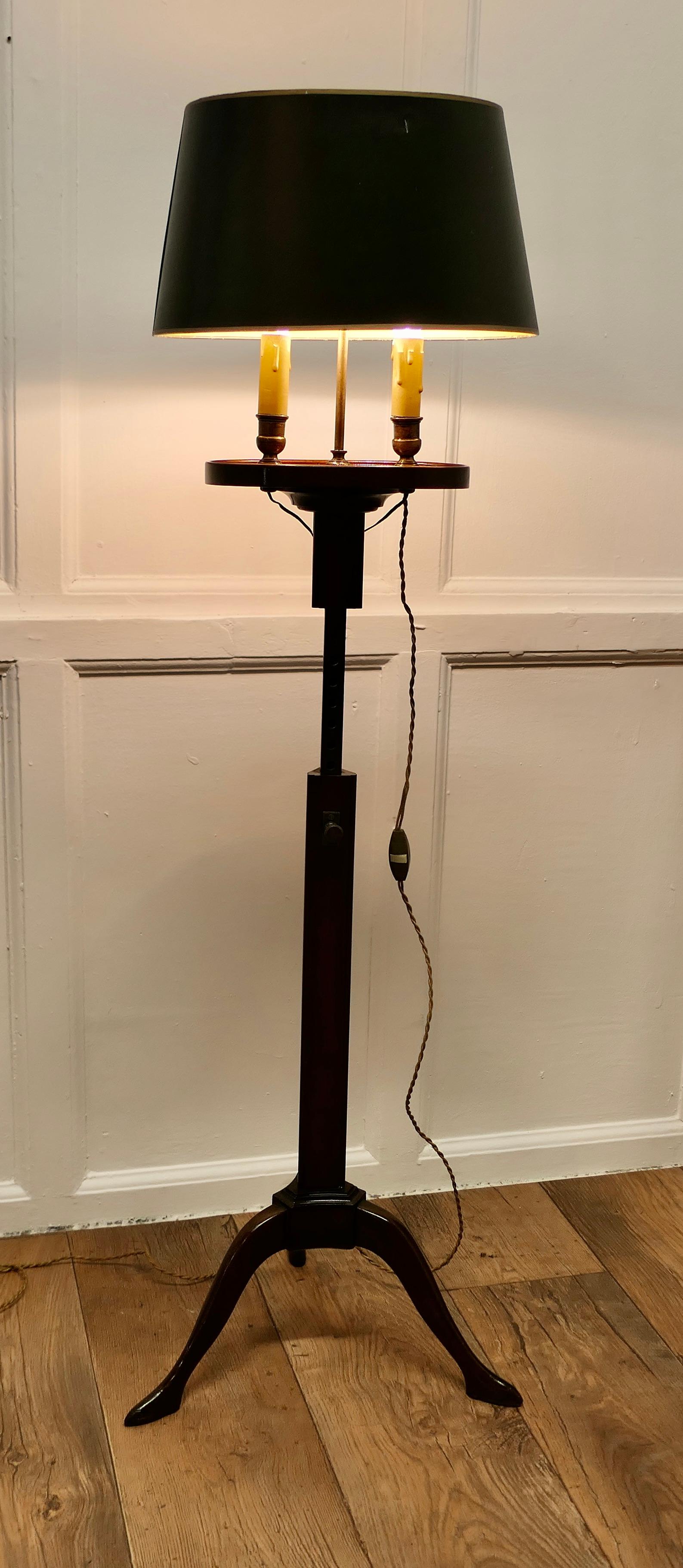 Lampadaire Bouillotte, lampe à deux bougies réglable

Il s'agit d'une pièce Elegant, à l'origine la lampe aurait été alimentée par une bougie, celle-ci a été convertie à l'électricité. 
La lampe repose sur une base à trois pieds, avec une belle
