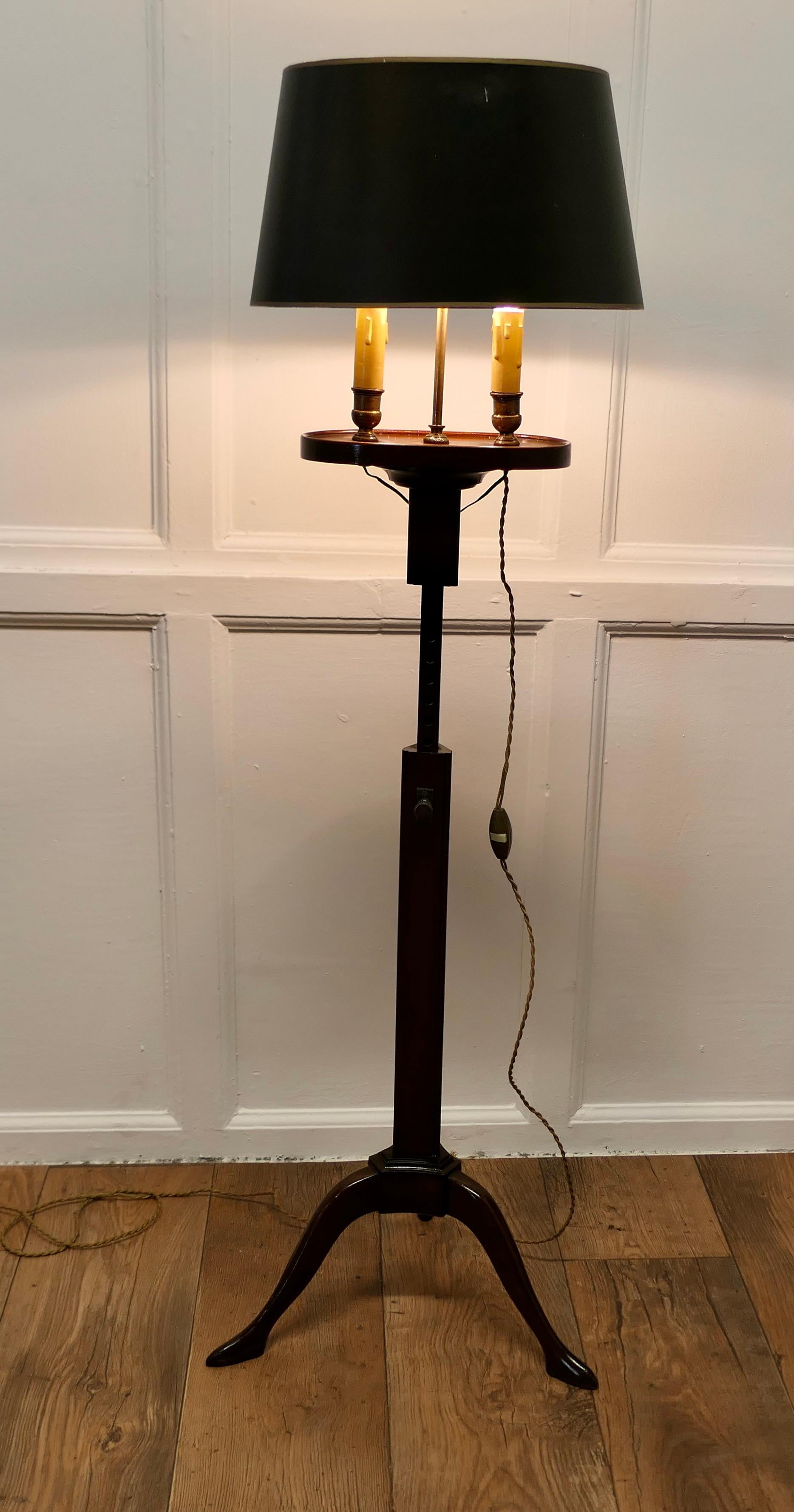 Provincial français Lampadaire Bouillotte, lampe à deux bougies réglable  C'est une pièce élégante  en vente