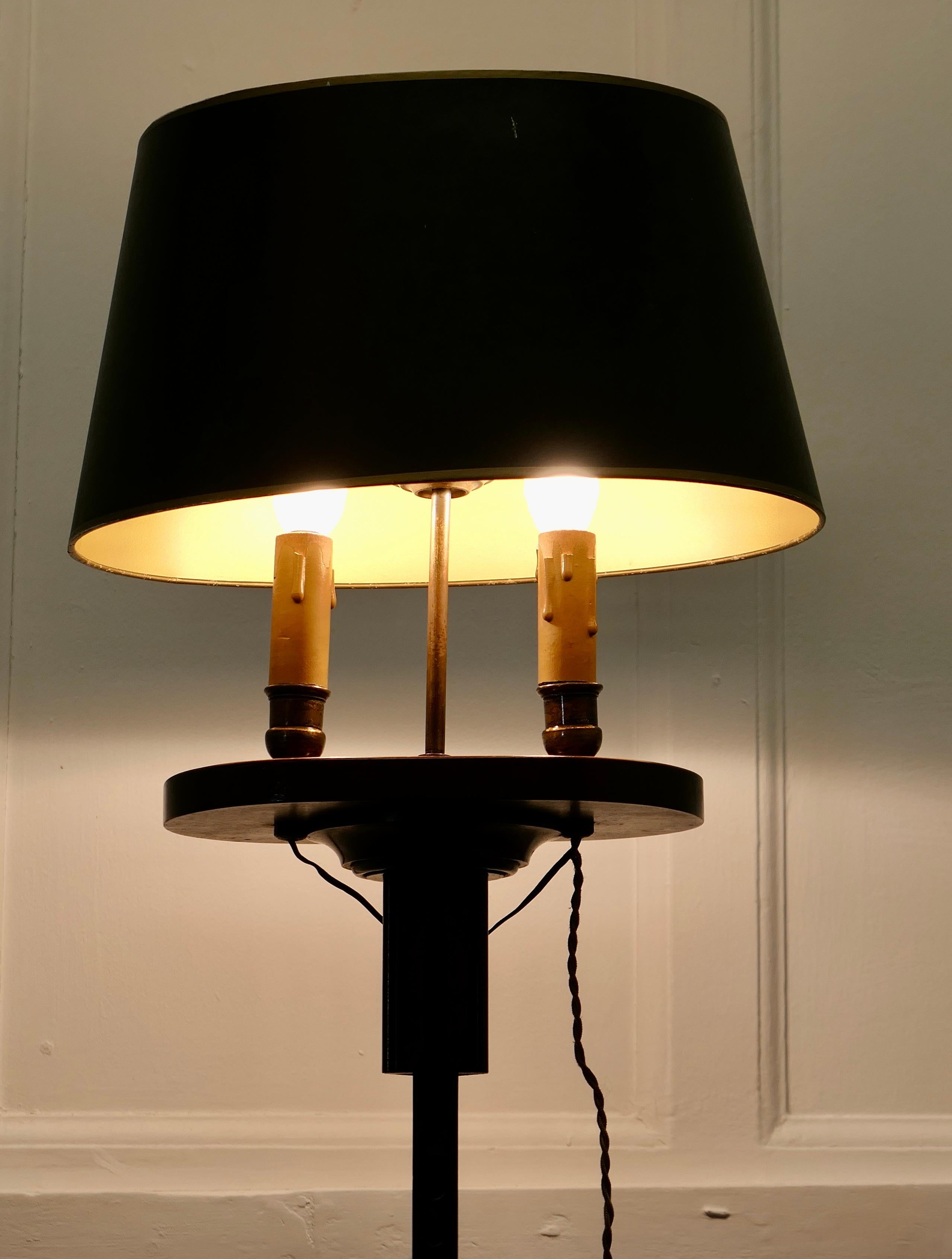 Fin du XIXe siècle Lampadaire Bouillotte, lampe à deux bougies réglable  C'est une pièce élégante  en vente