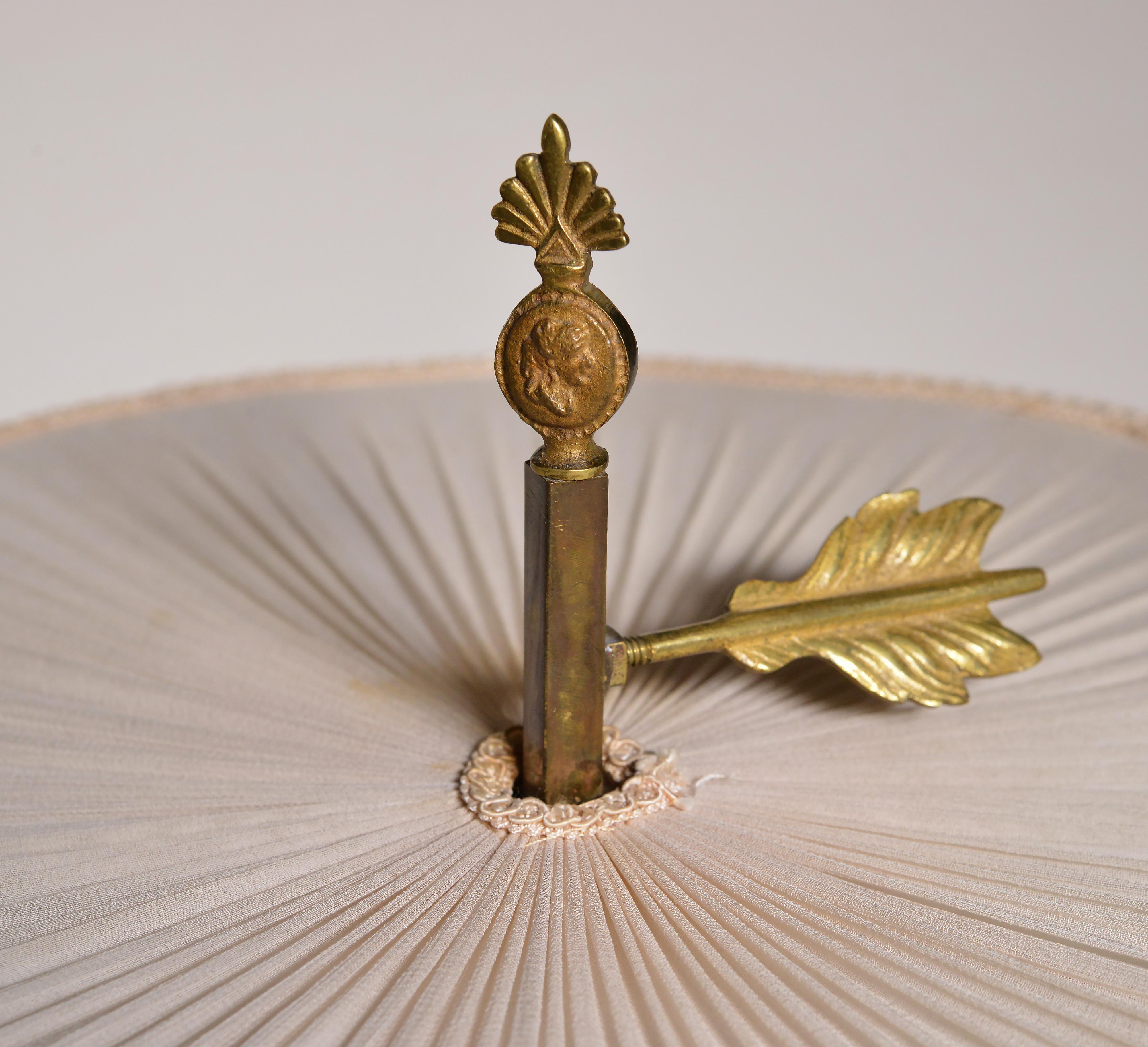 Bouillotte Lampe française en bronze doré 4 lumières Motif Flora Style Empire en vente 3