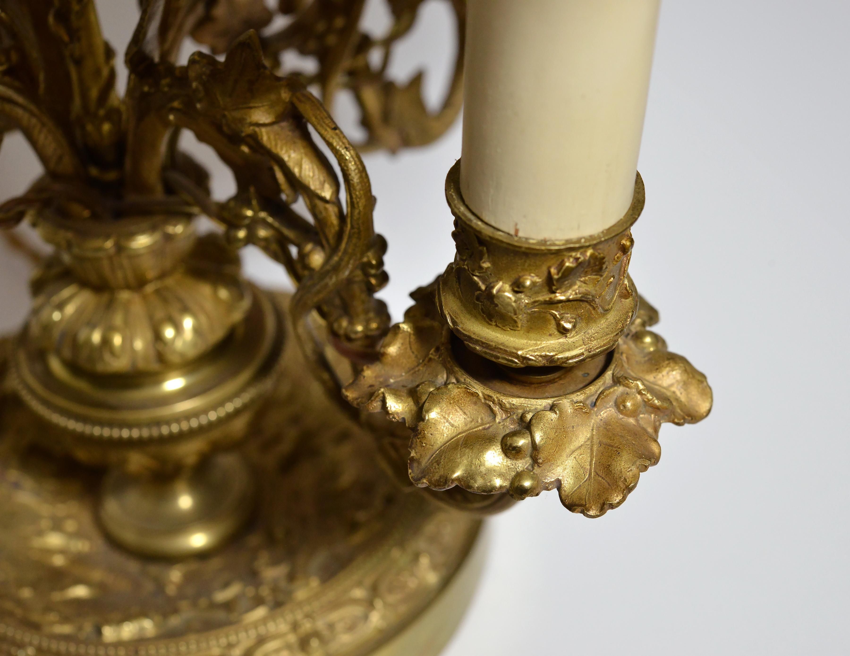 Bouillotte Lampe française en bronze doré 4 lumières Motif Flora Style Empire en vente 3
