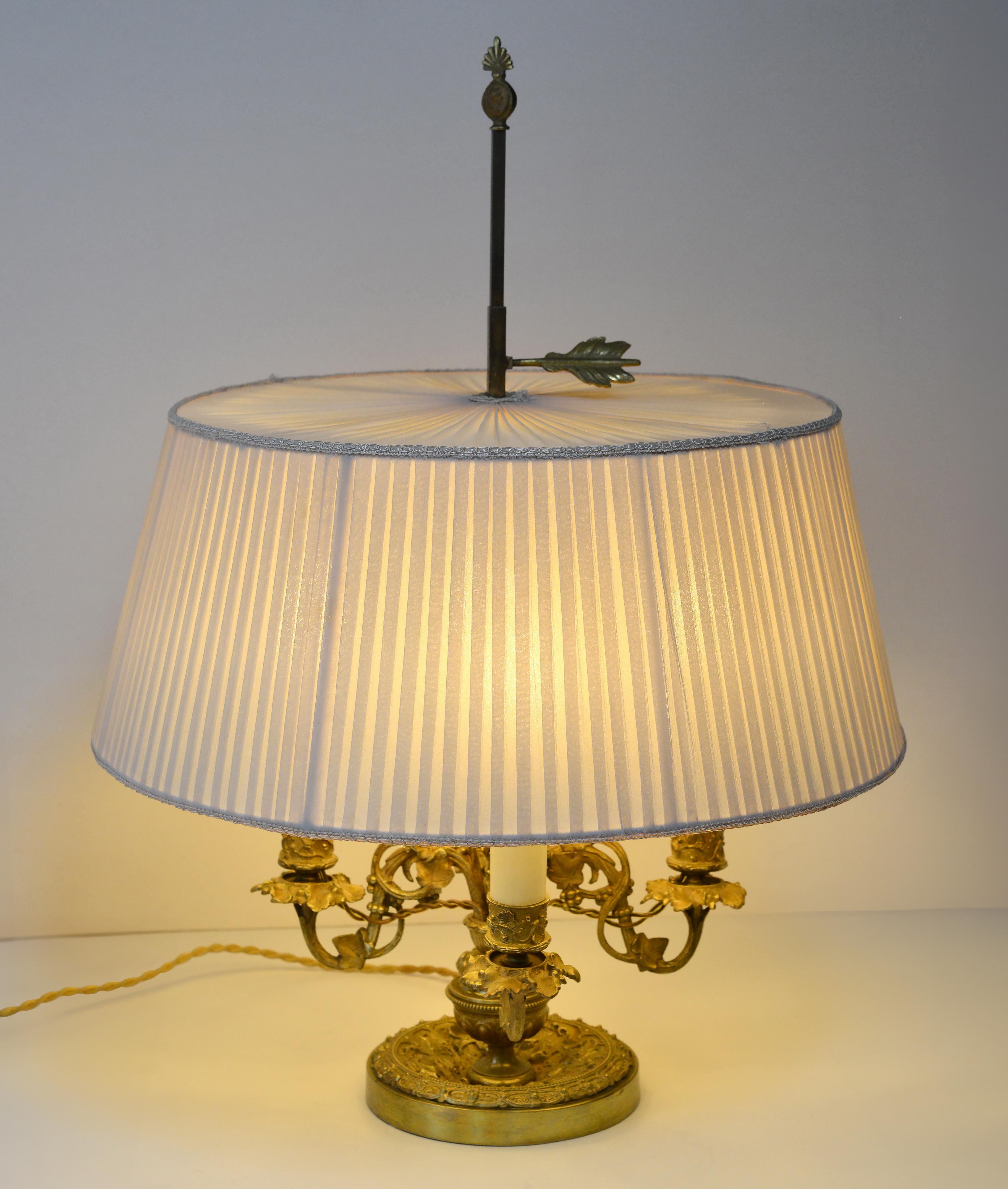 Français Bouillotte Lampe française en bronze doré 4 lumières Motif Flora Style Empire en vente