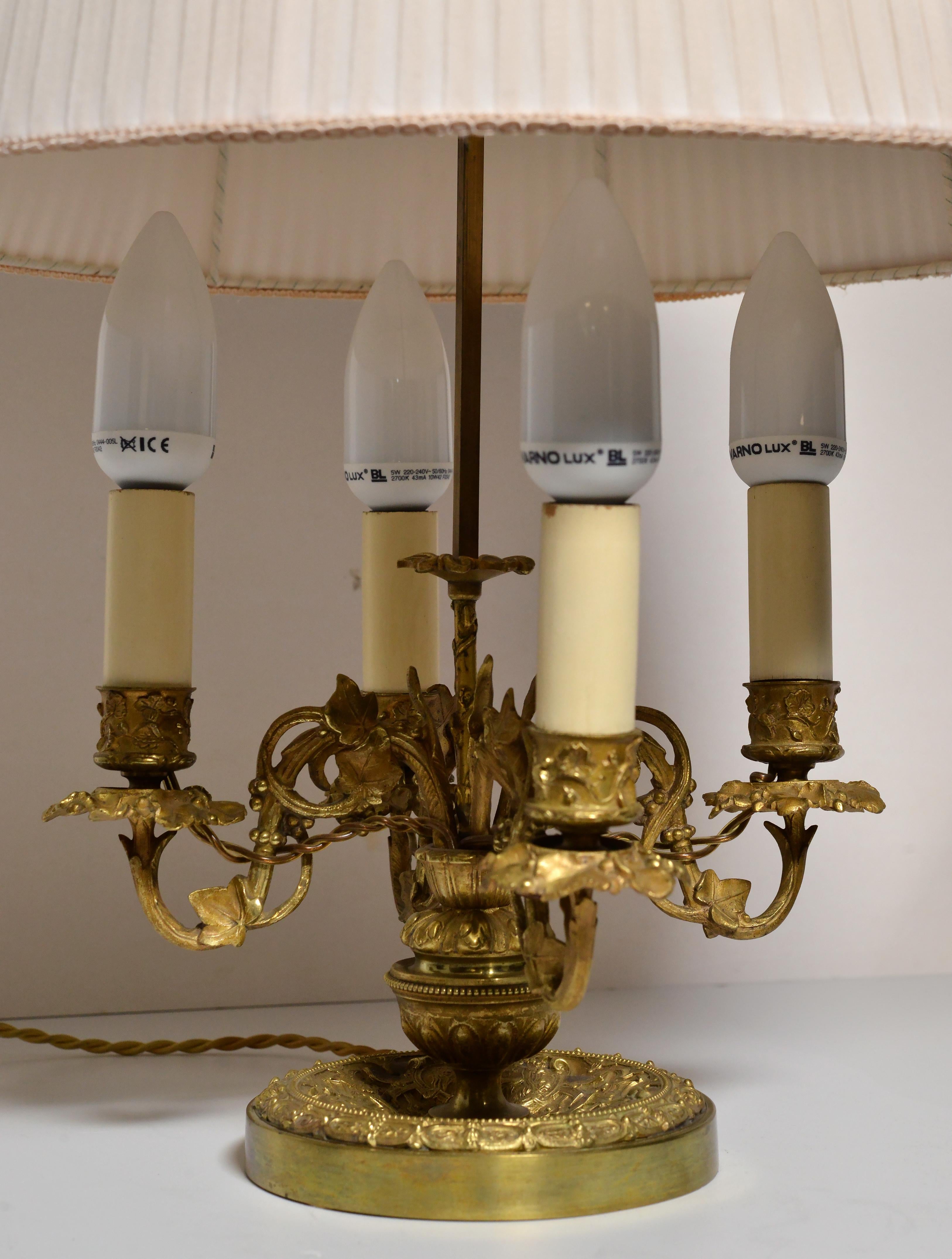 Doré Bouillotte Lampe française en bronze doré 4 lumières Motif Flora Style Empire en vente