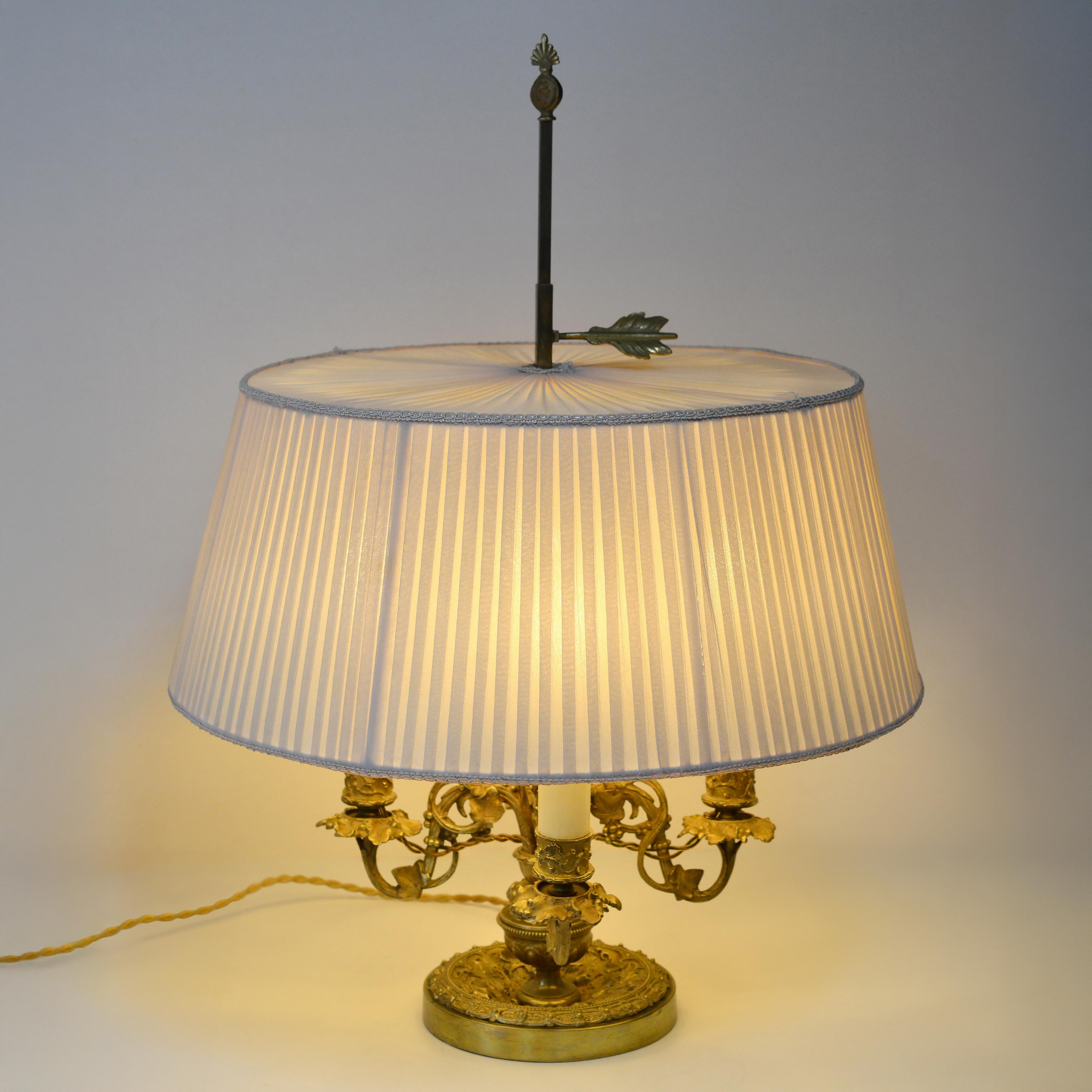 Doré Bouillotte Lampe française en bronze doré 4 lumières Motif Flora Style Empire en vente