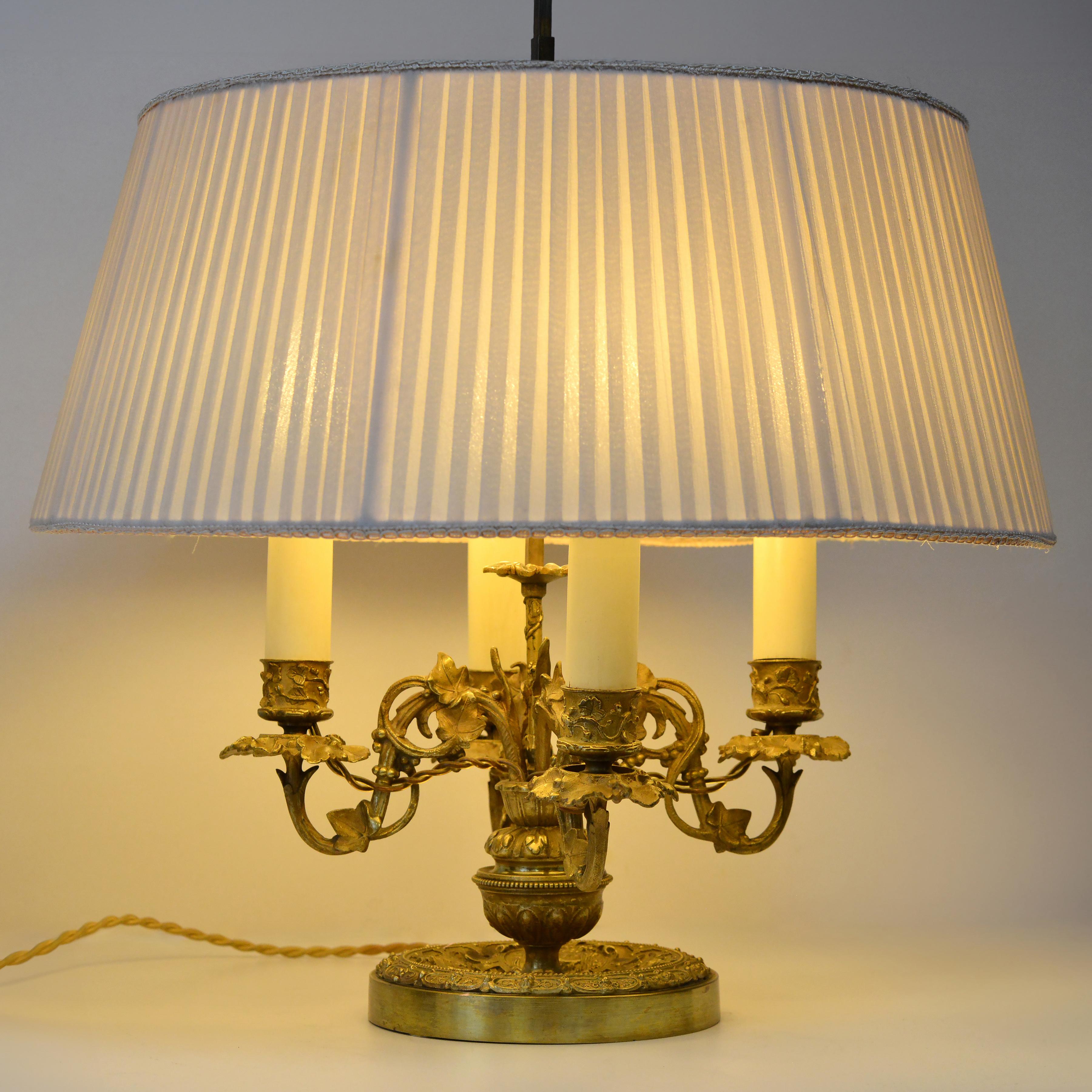 Bouillotte Lampe française en bronze doré 4 lumières Motif Flora Style Empire Bon état - En vente à Sweden, SE
