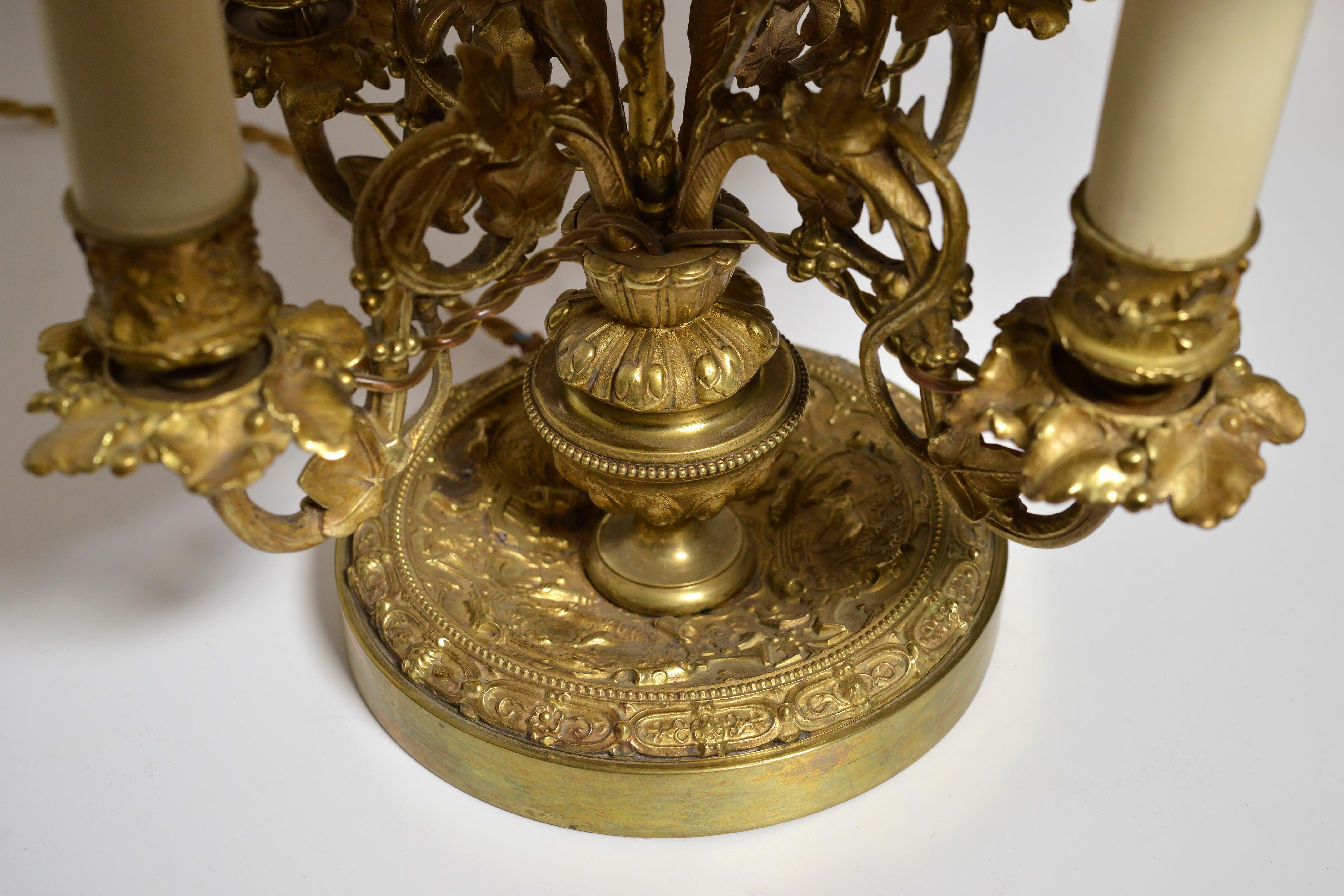 XIXe siècle Bouillotte Lampe française en bronze doré 4 lumières Motif Flora Style Empire en vente