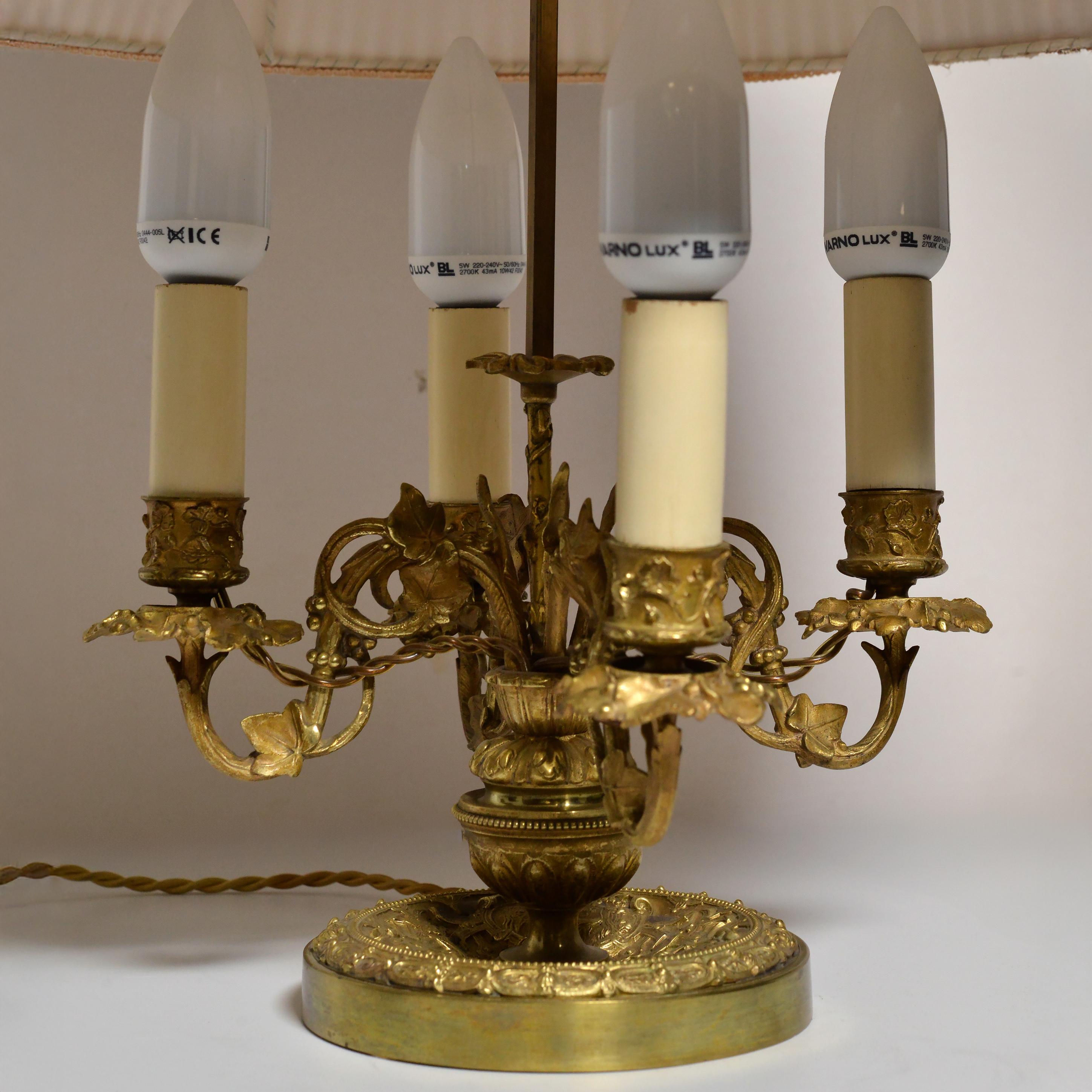 XIXe siècle Bouillotte Lampe française en bronze doré 4 lumières Motif Flora Style Empire en vente