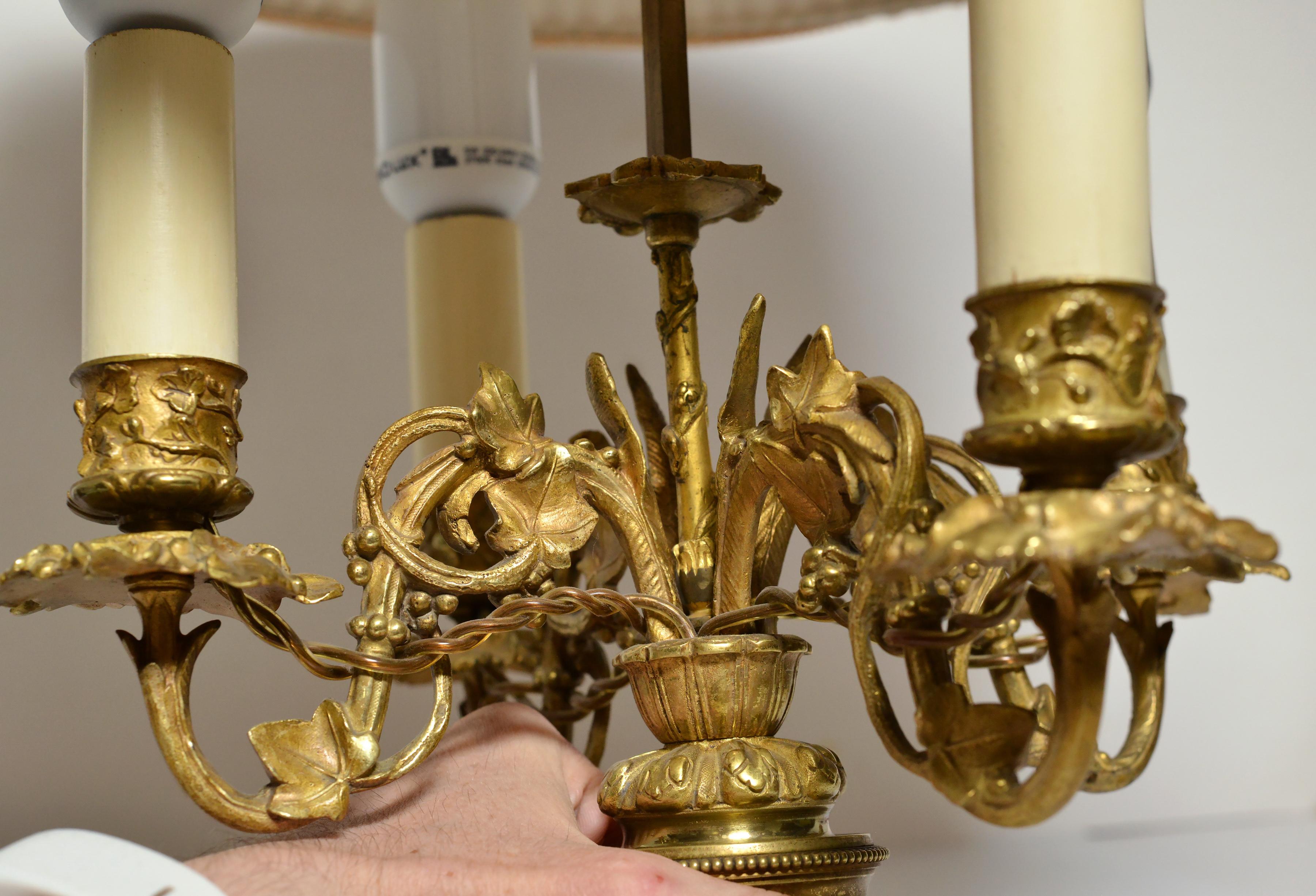 Bronze Bouillotte Lampe française en bronze doré 4 lumières Motif Flora Style Empire en vente
