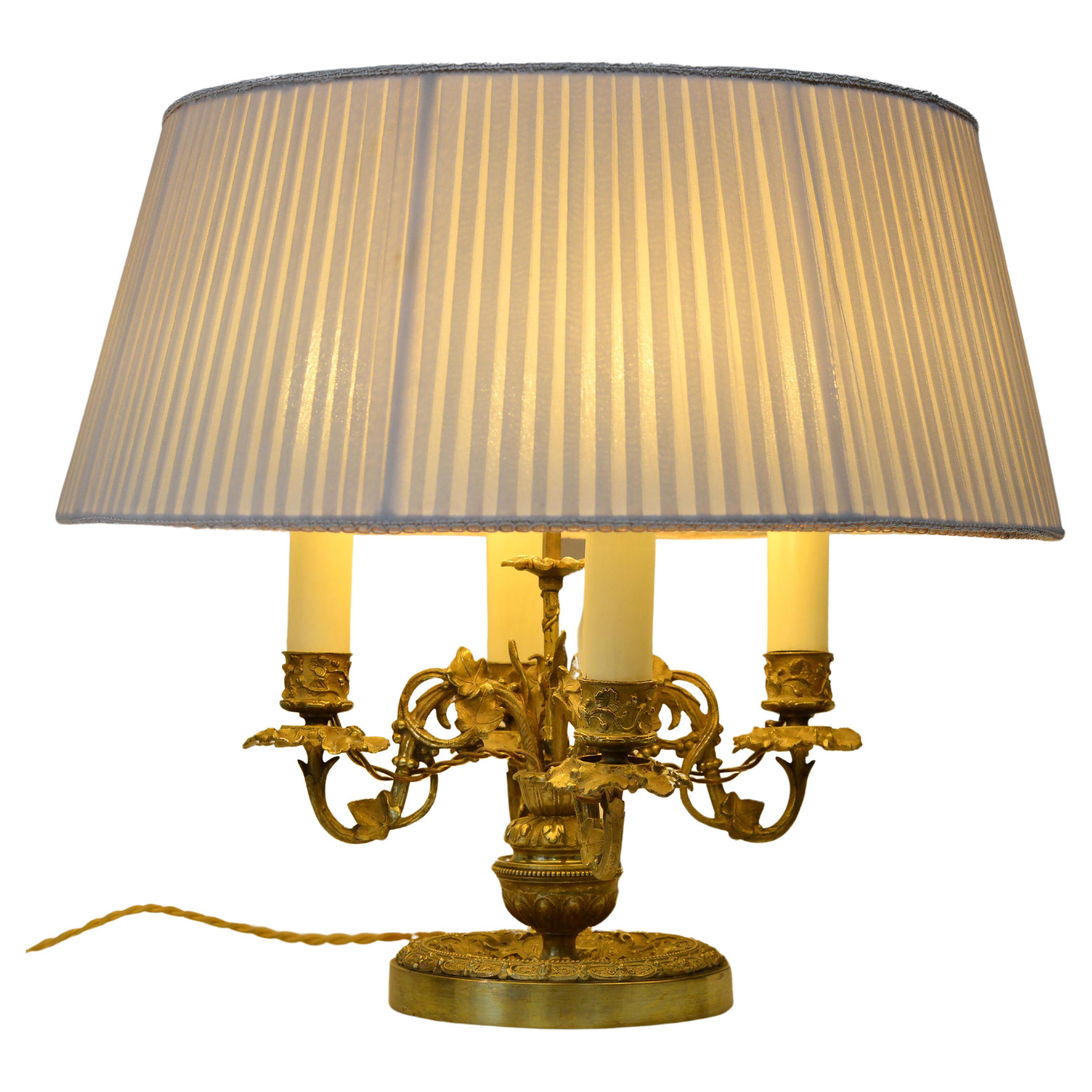 Bouillotte Lampe française en bronze doré 4 lumières Motif Flora Style Empire en vente