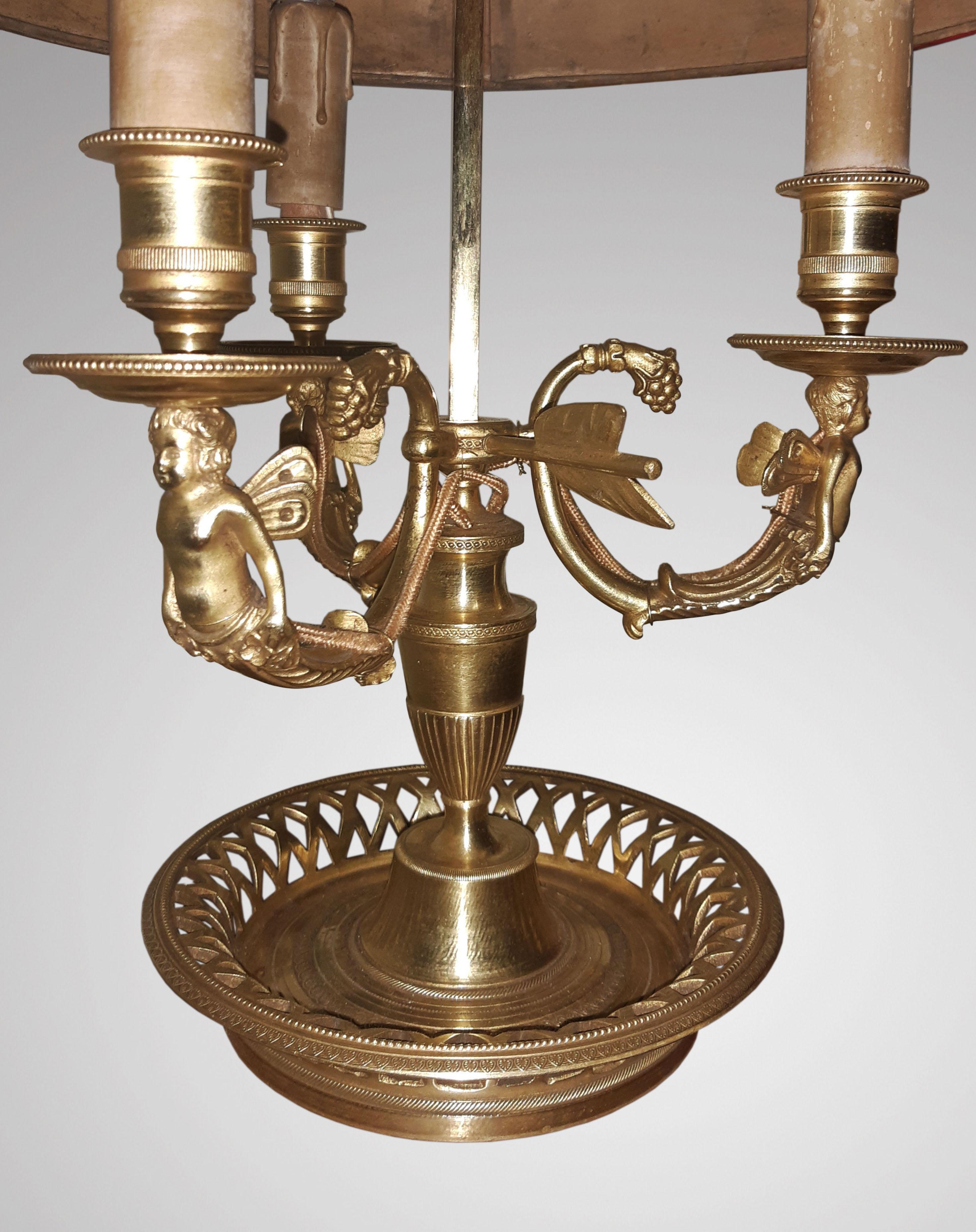 Elegant bouillotte lamp in Louis XVI style, XIXth century, with a gilded bronze structure with three arms of light decorated with dragonflies connected to a barrel resting on a base forming an openwork basket.
The metal shade painted with a pretty