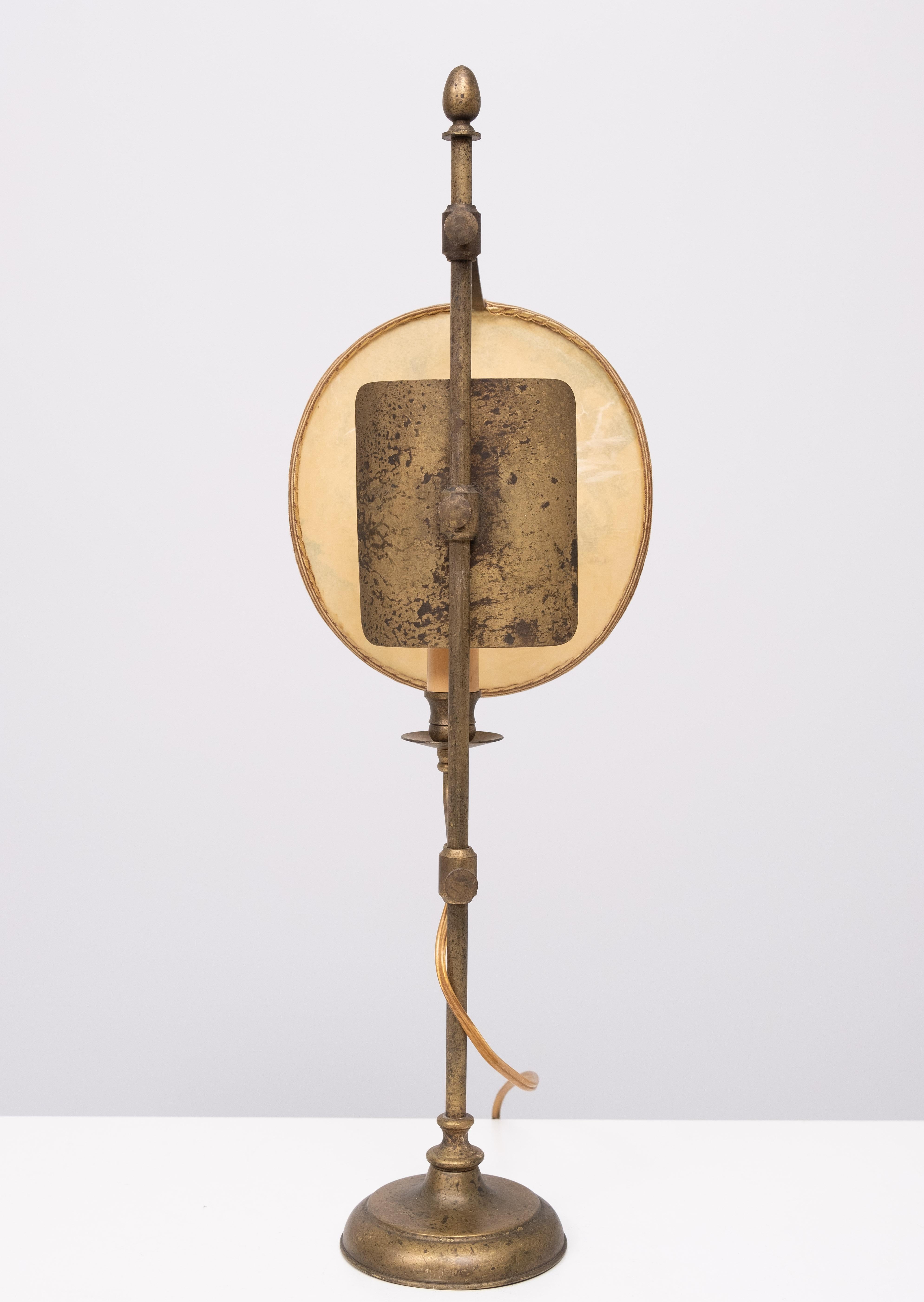Molto bella lampada da tavolo in stile bouillotte Colore oro antico 1960 Francia .Lampada da tavolo regolabile in altezza e in grado di ruotare, lama speciale per creare l'ombra . viene fornita con un paralume a forma di bambino . .Colore oro antico