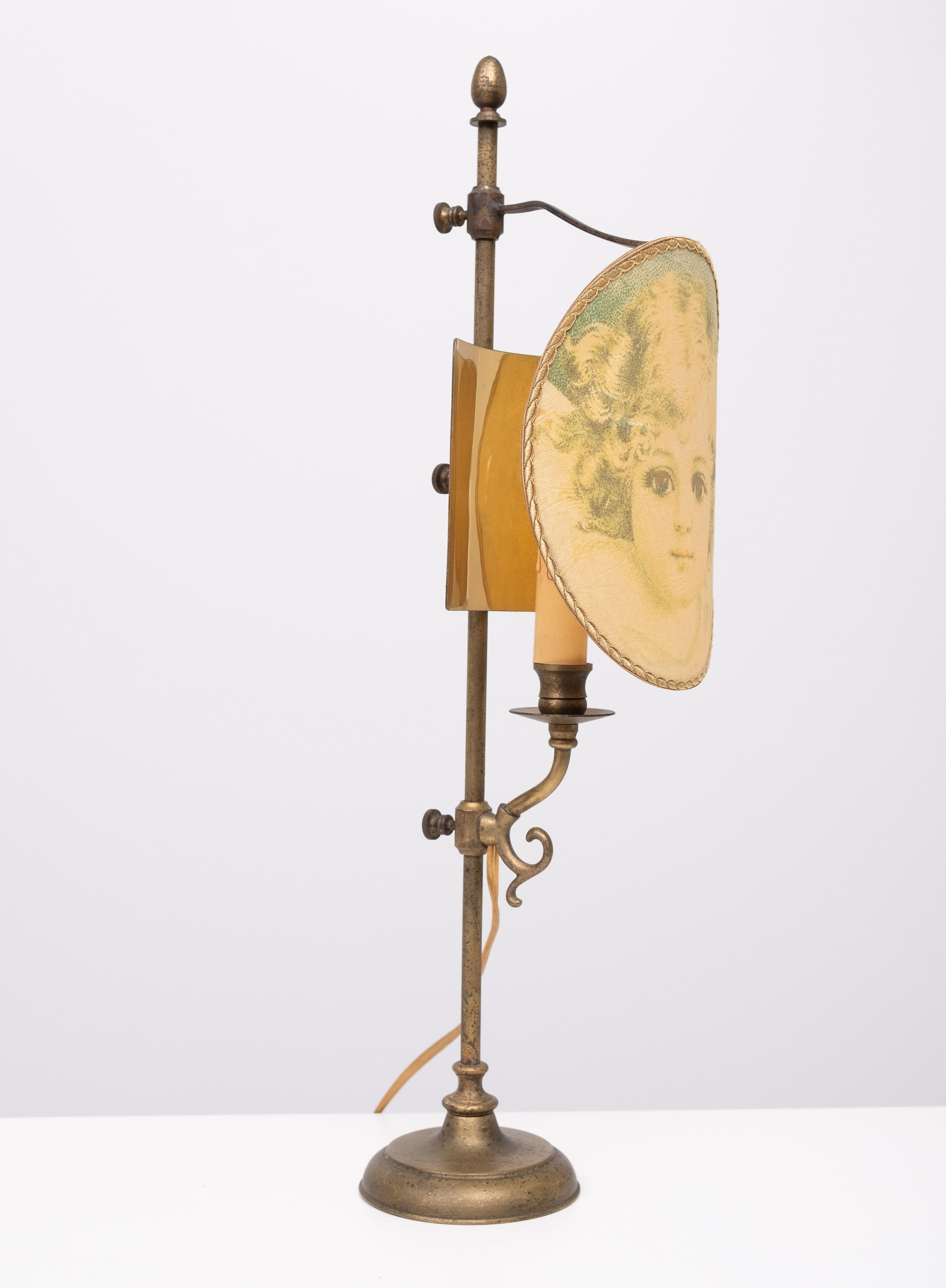 Mid-Century moderno Lampada da tavolo in stile bouillotte Colore oro antico 1960 Francia . in vendita