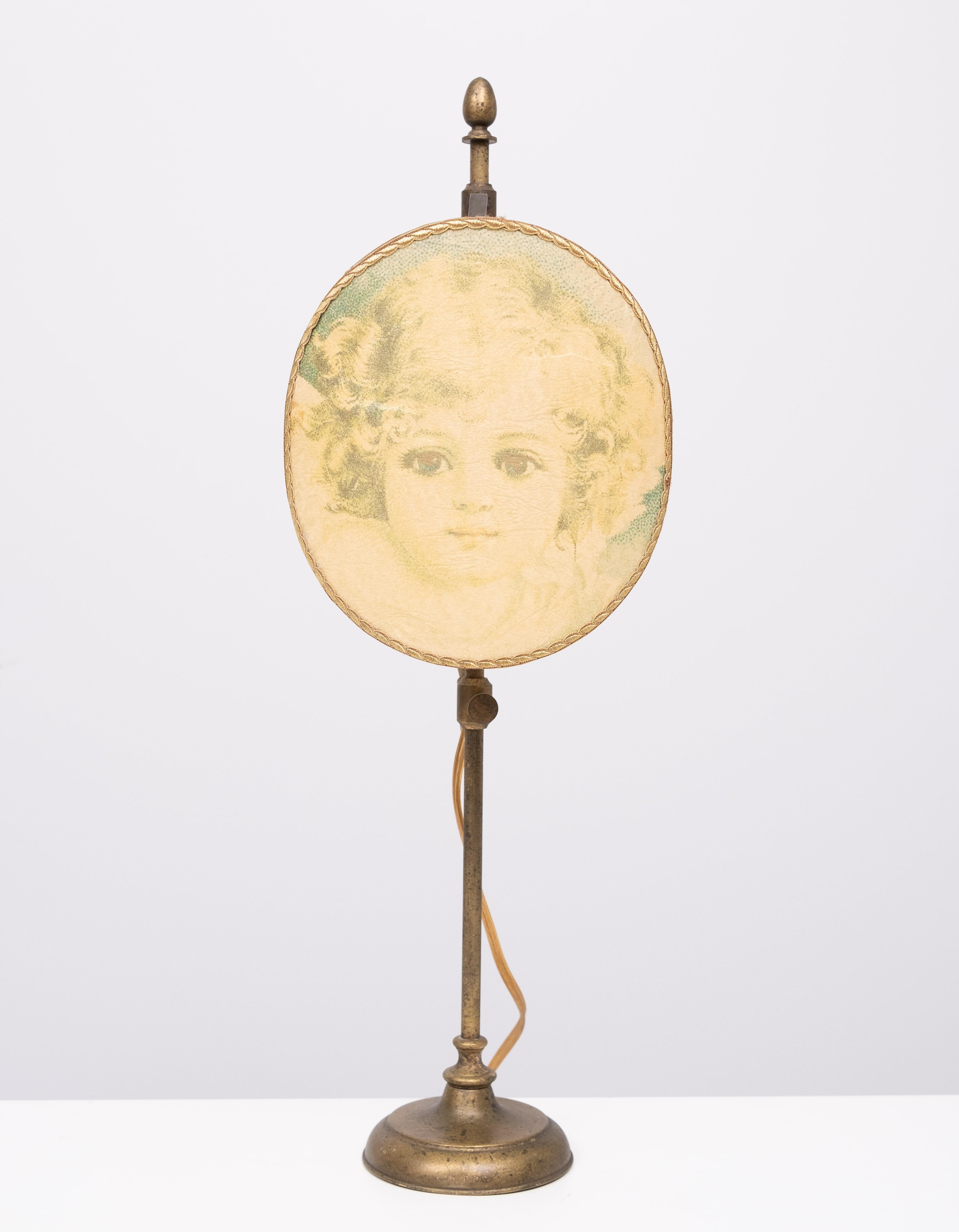 Ottone Lampada da tavolo in stile bouillotte Colore oro antico 1960 Francia . in vendita