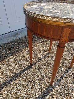 Table « bouillotte » de style Louis XVI avec marqueterie