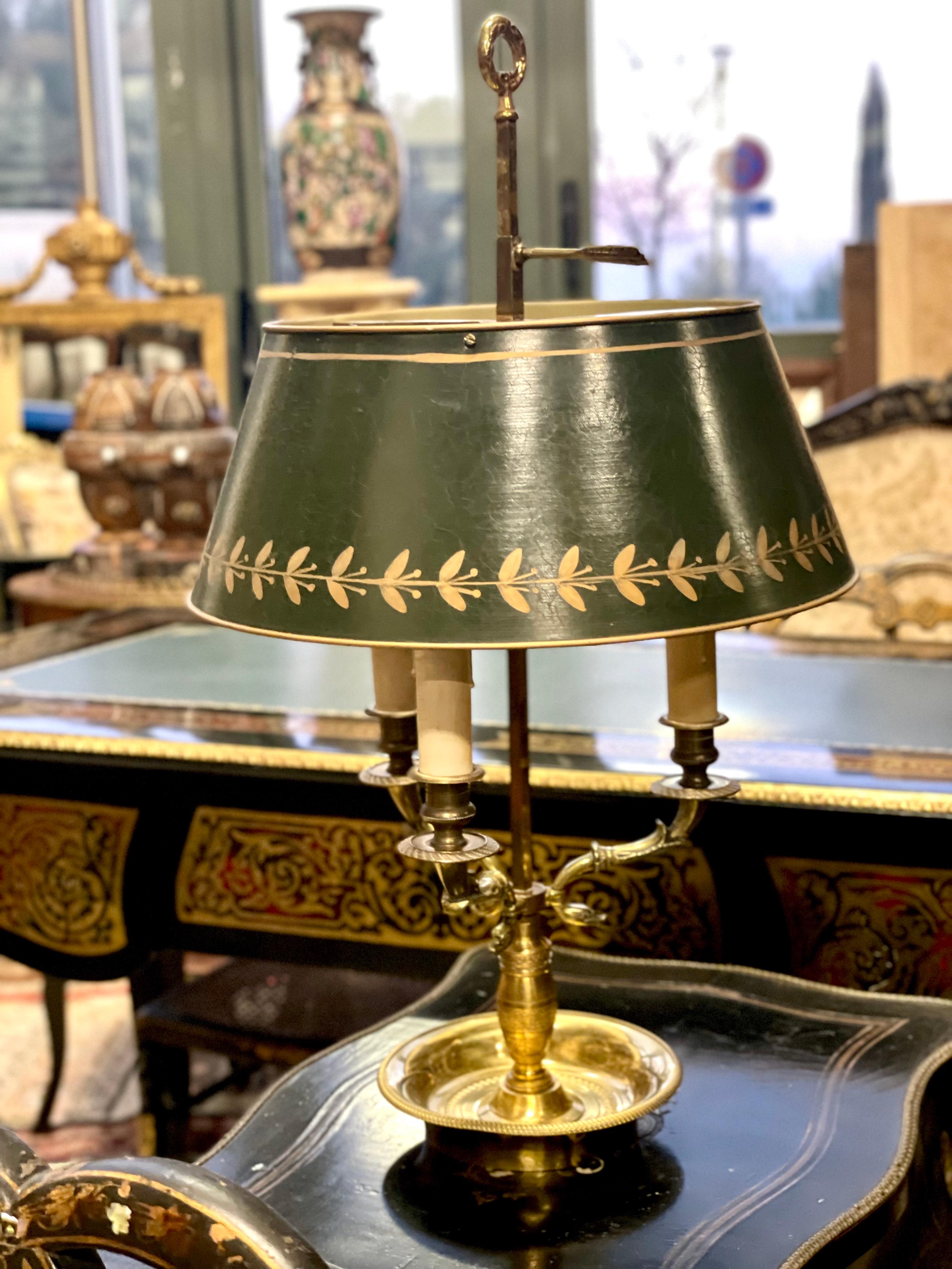 Français Lampe de bureau bouillotte française en bronze ancien avec abat-jour en tôle en vente
