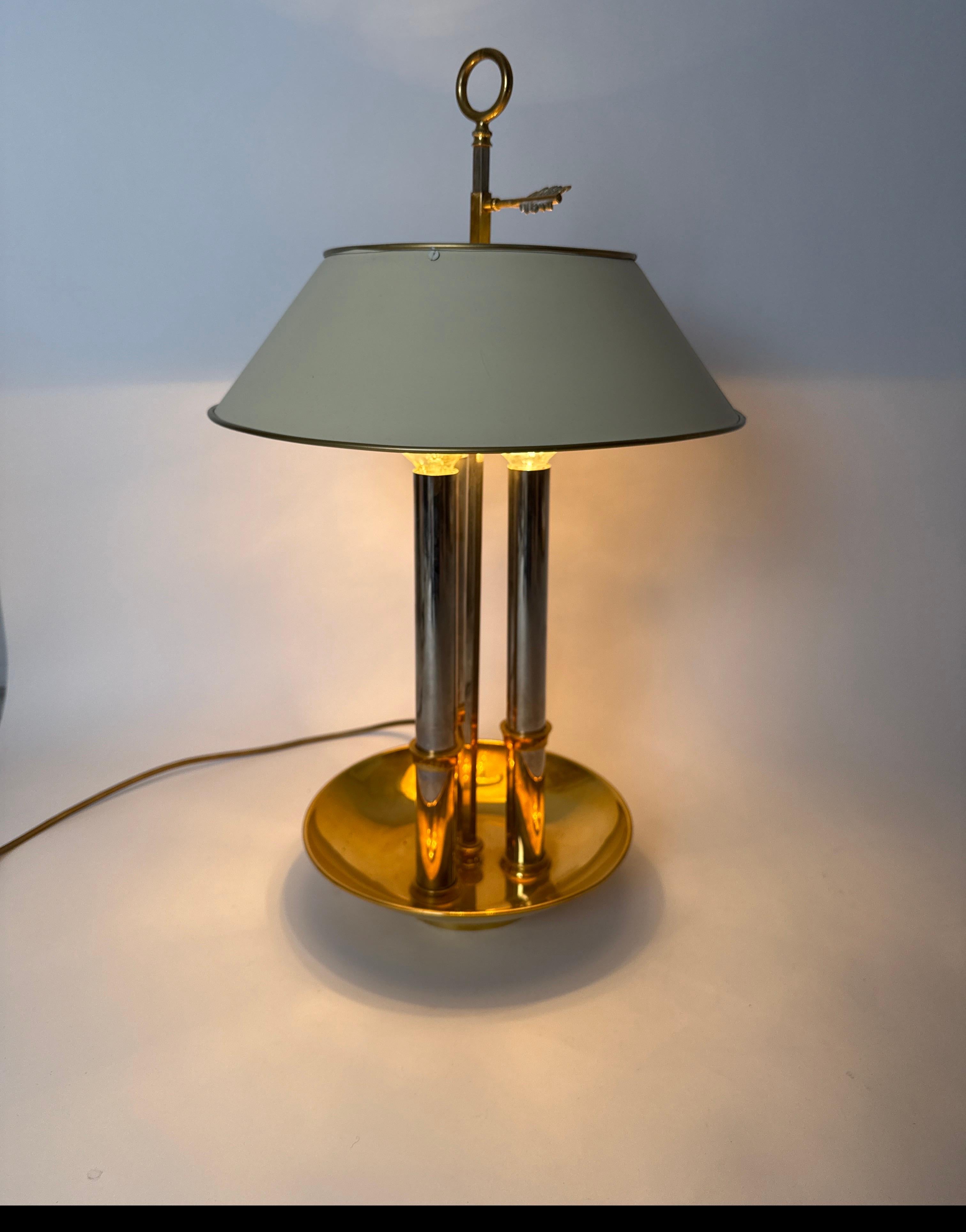 This French Bouillotte table lamp is an absolute masterpiece with its high-quality workmanship and timeless design and shows what is possible in terms of craftsmanship in the highest quality segment. The base is made of hand-polished bronze, rarely