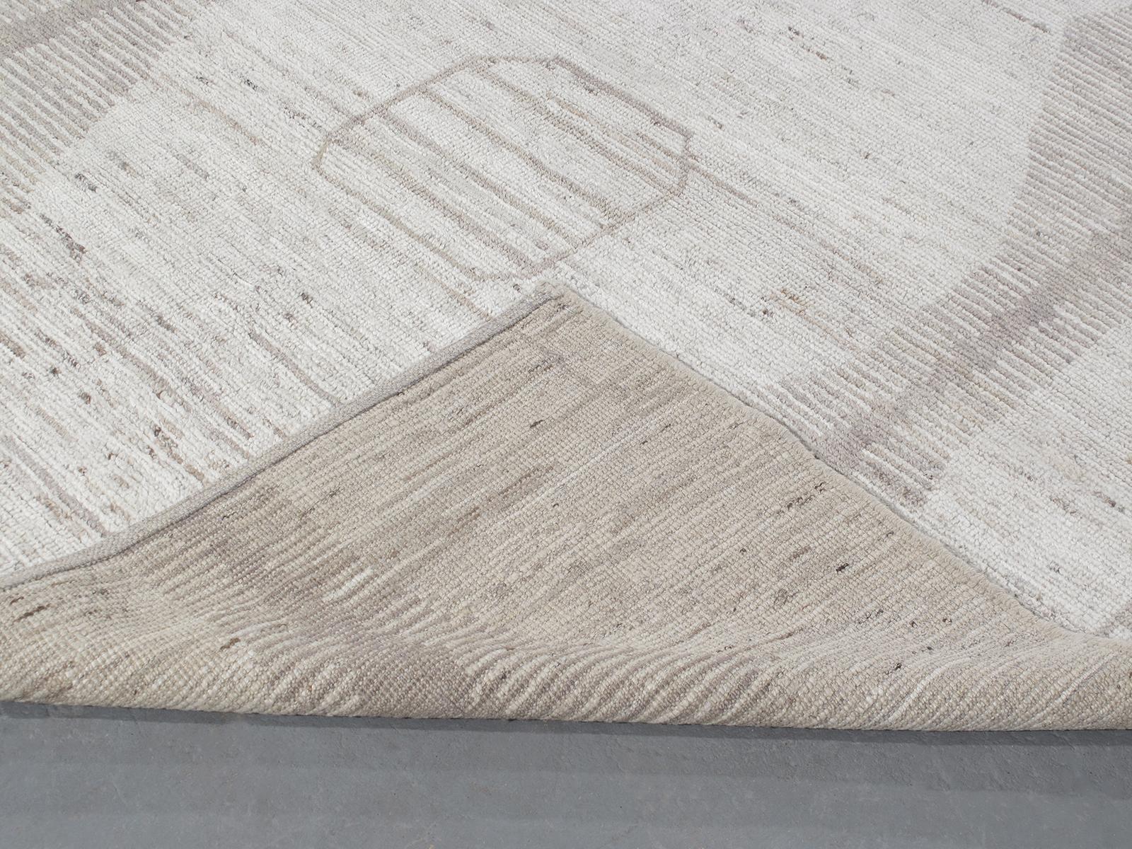 Handgeknüpfter Boujad-Stammesteppich mit rustikalem Muster in Beige und Kamelhaarfarbe (Wolle) im Angebot