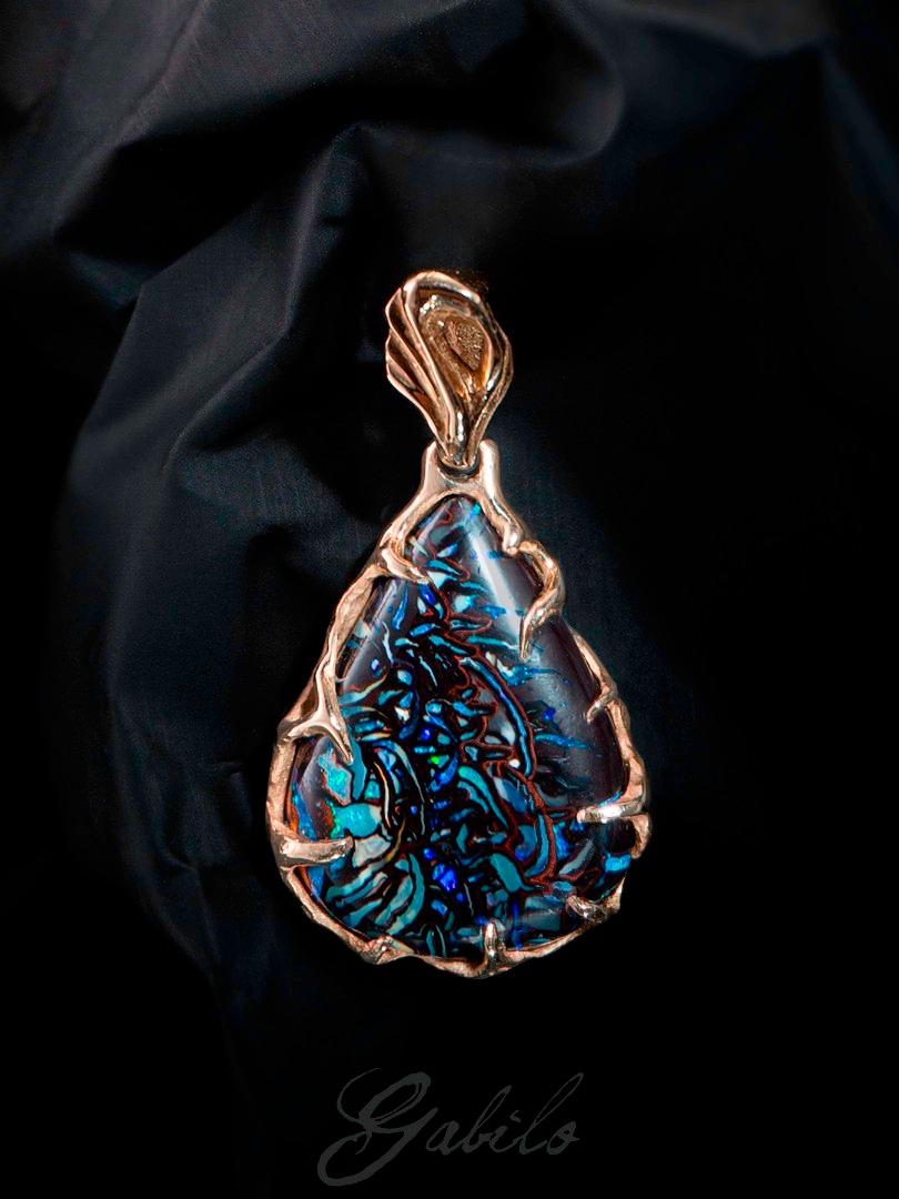 14K Gelbgold-Anhänger mit natürlichem Boulder-Opal
Opal Herkunft - Australien 
Abmessungen des Opals - 0,12 x 0,55 x 0,71 Zoll / 3 x 14 x 18 mm
Gewicht des Steins - 5,6 Karat
Länge des Anhängers - 22 mm (0,87 Zoll)
Gewicht des Anhängers - 2.86 Gramm