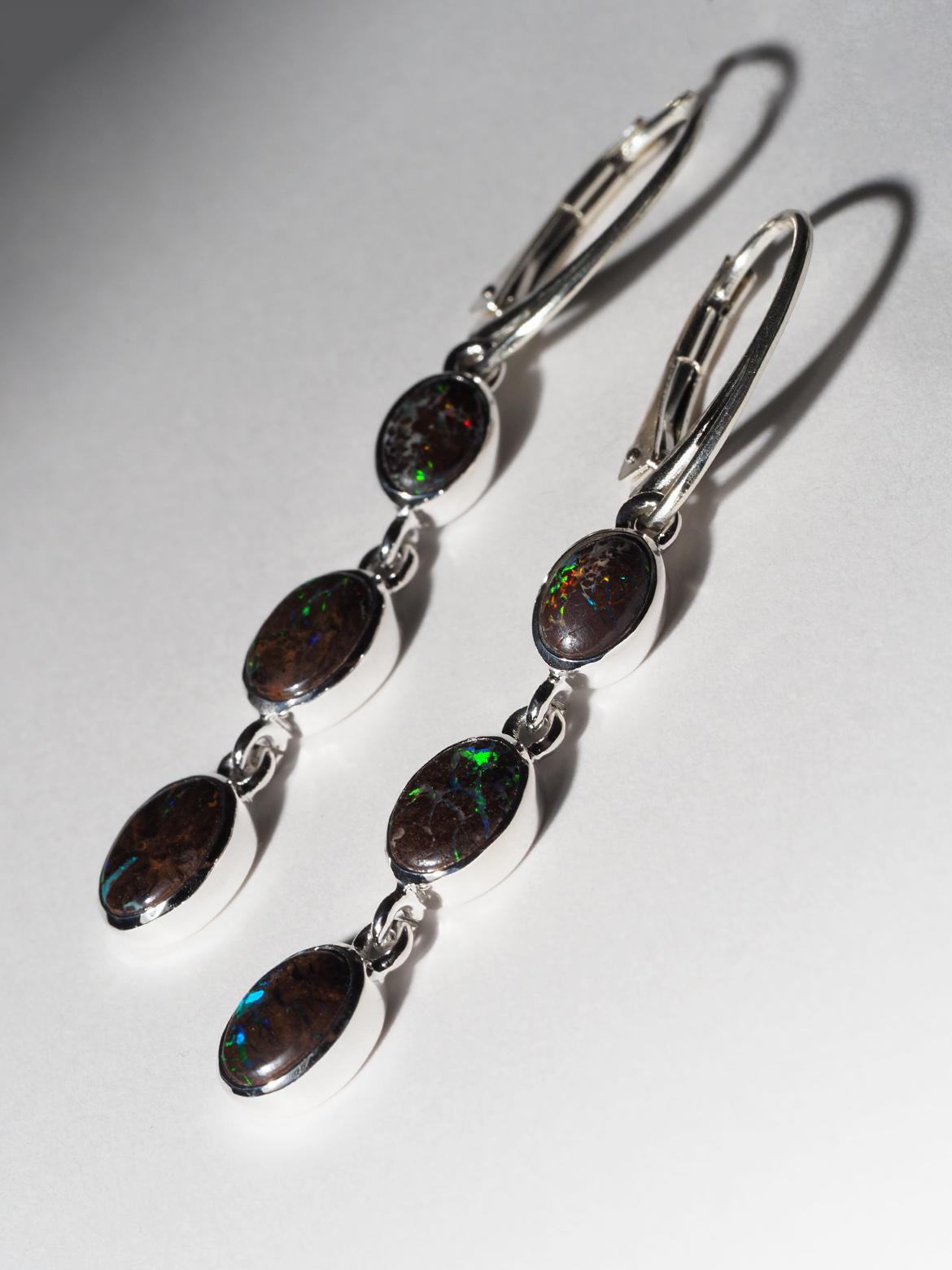 Orecchini lunghi in argento con opale naturale Boulder 