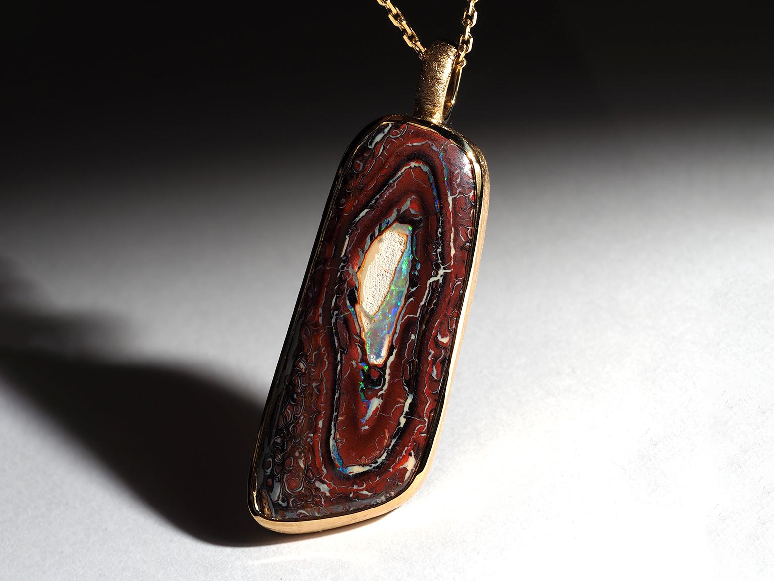 Ciondolo in argento 925 con opale naturale Boulder Koroit e placcatura in oro 18K
origine della gemma - Australia
Le dimensioni della gemma sono 0,63 x 1,57 in / 16 x 40 mm
peso della pietra - 26 carati
lunghezza del ciondolo - 2,44 in / 57 mm
Peso