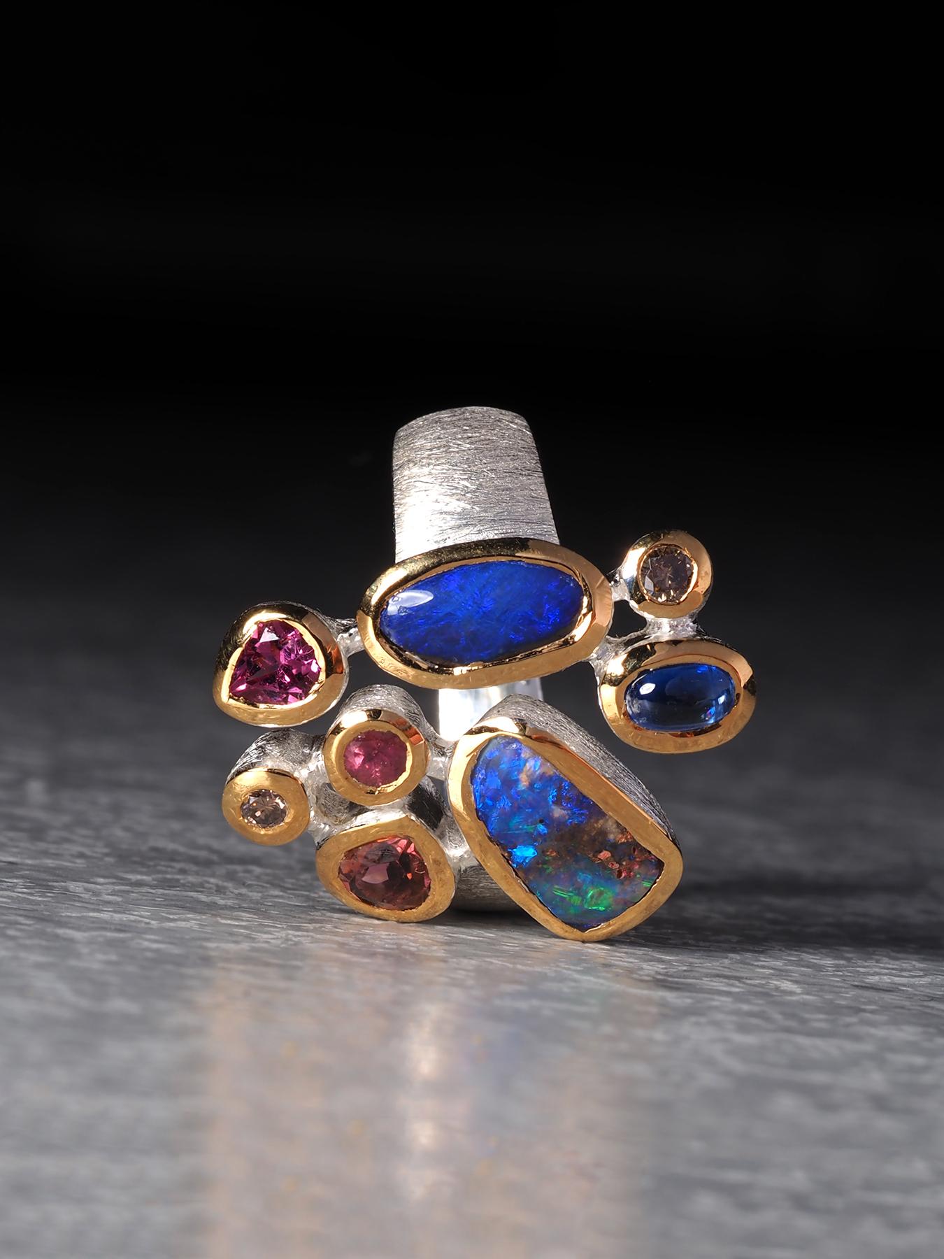Ring aus Silber mit Boulder Opal und kostbarem Opal in vergoldeter Fassung und Saphir im Angebot 4