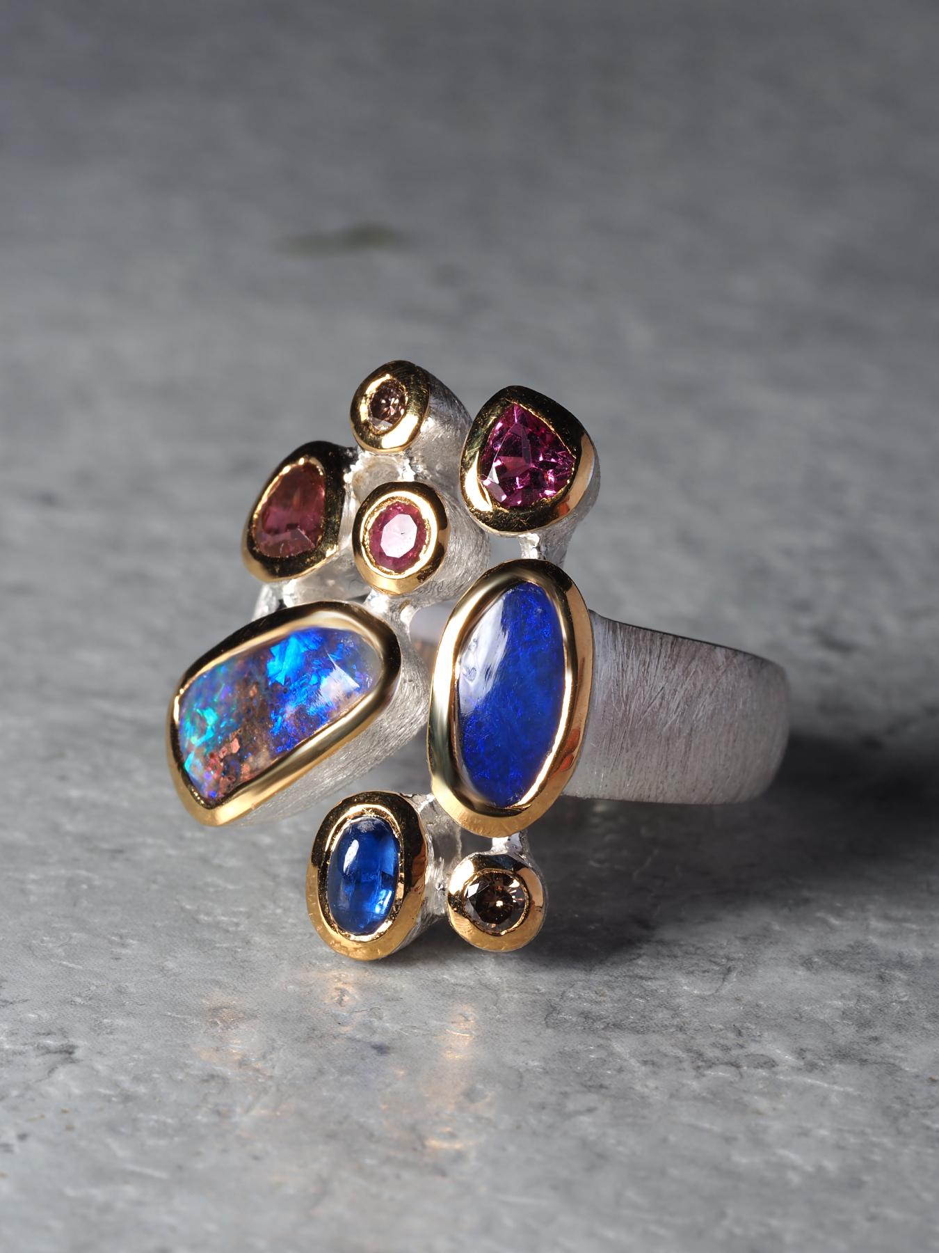 Ring aus Silber mit Boulder Opal und kostbarem Opal in vergoldeter Fassung und Saphir im Angebot 5
