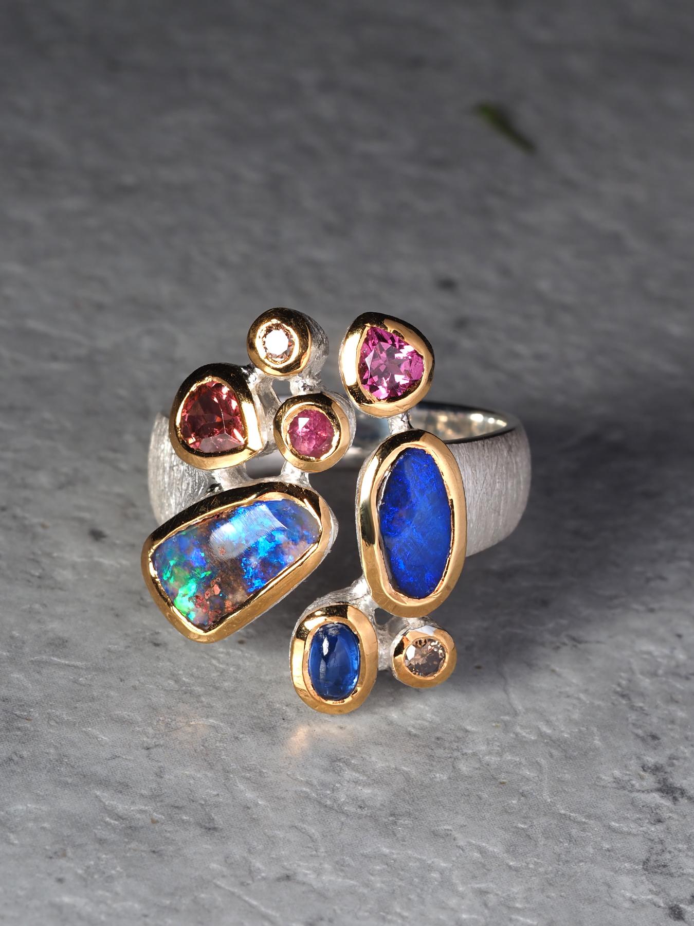Ring aus Silber mit Boulder Opal und kostbarem Opal in vergoldeter Fassung und Saphir im Angebot 6