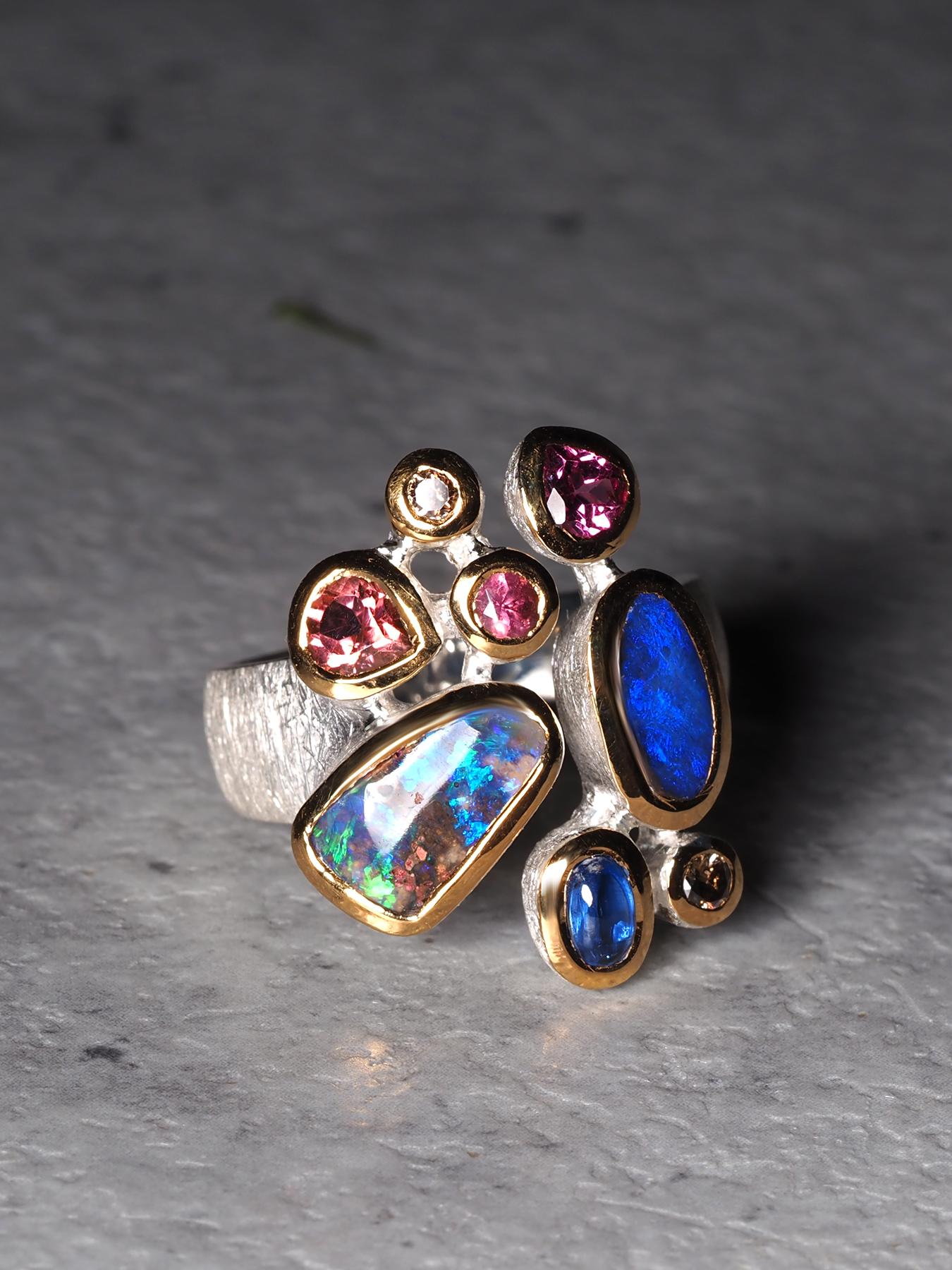 Ring aus Silber mit Boulder Opal und kostbarem Opal in vergoldeter Fassung und Saphir (Ovalschliff) im Angebot