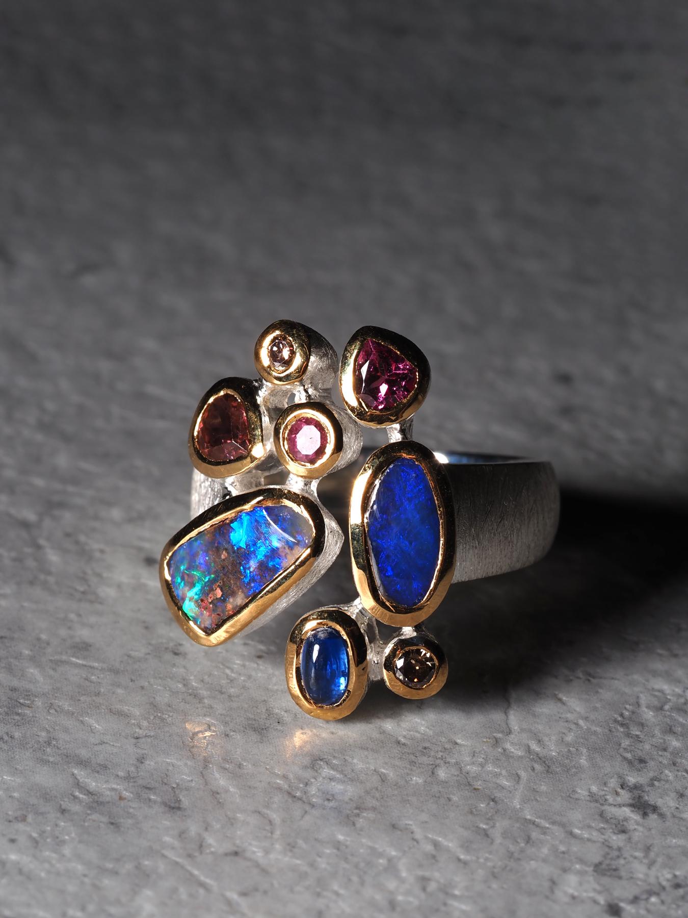 Ring aus Silber mit Boulder Opal und kostbarem Opal in vergoldeter Fassung und Saphir im Zustand „Neu“ im Angebot in Berlin, DE