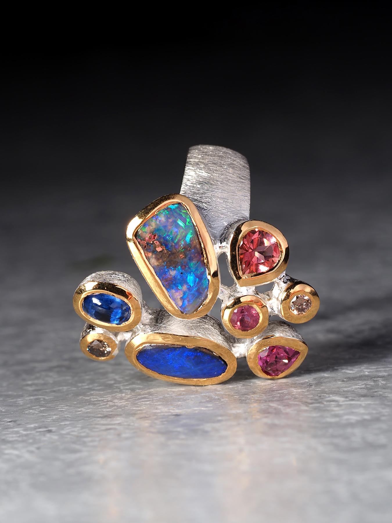 Ring aus Silber mit Boulder Opal und kostbarem Opal in vergoldeter Fassung und Saphir für Damen oder Herren im Angebot