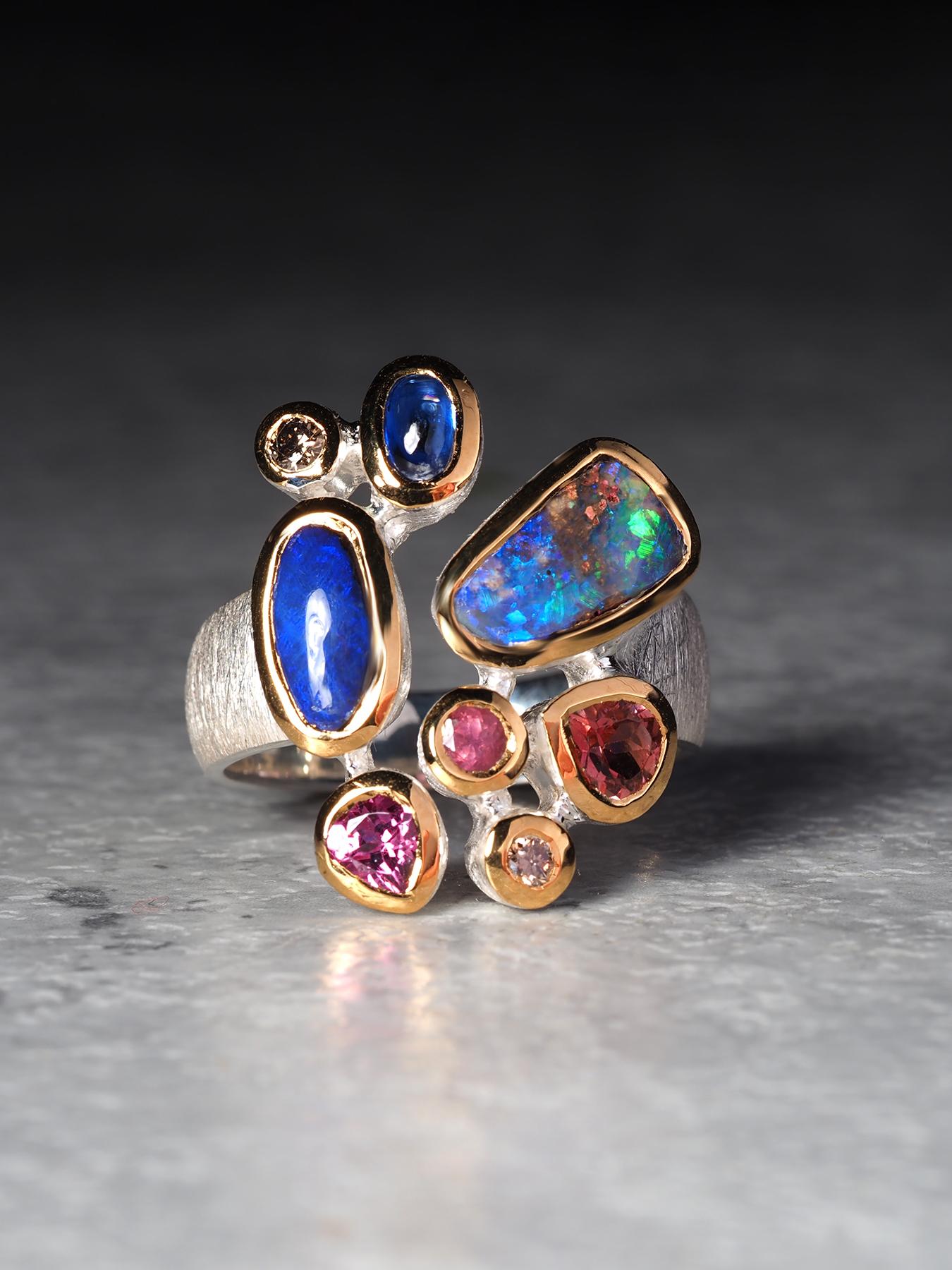 Ring aus Silber mit Boulder Opal und kostbarem Opal in vergoldeter Fassung und Saphir im Angebot 1