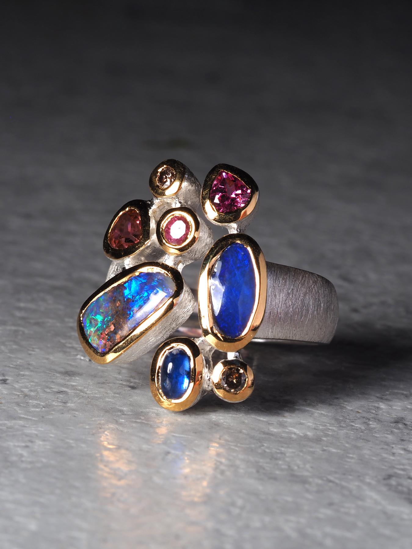 Ring aus Silber mit Boulder Opal und kostbarem Opal in vergoldeter Fassung und Saphir im Angebot 2