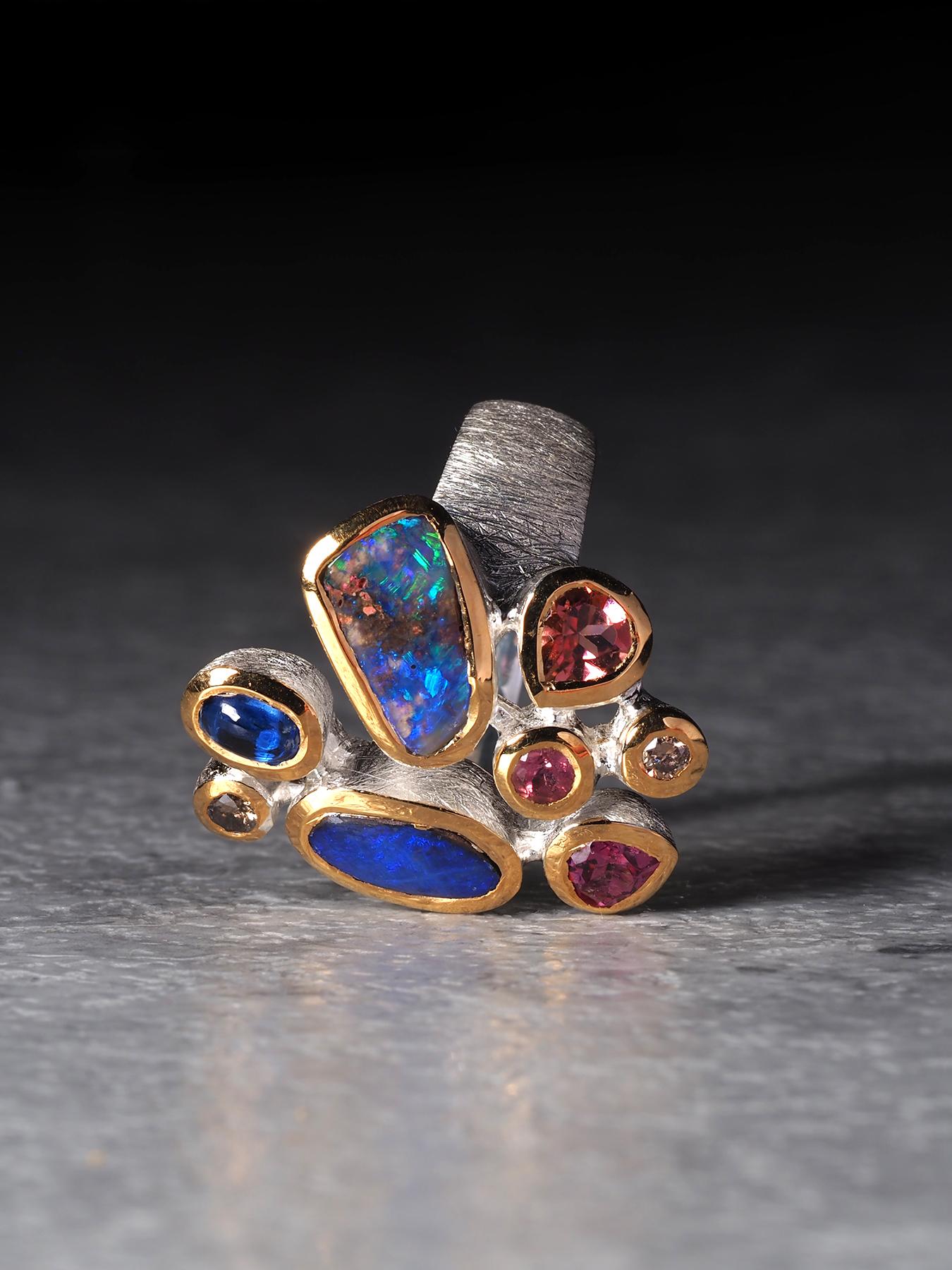 Ring aus Silber mit Boulder Opal und kostbarem Opal in vergoldeter Fassung und Saphir im Angebot 3