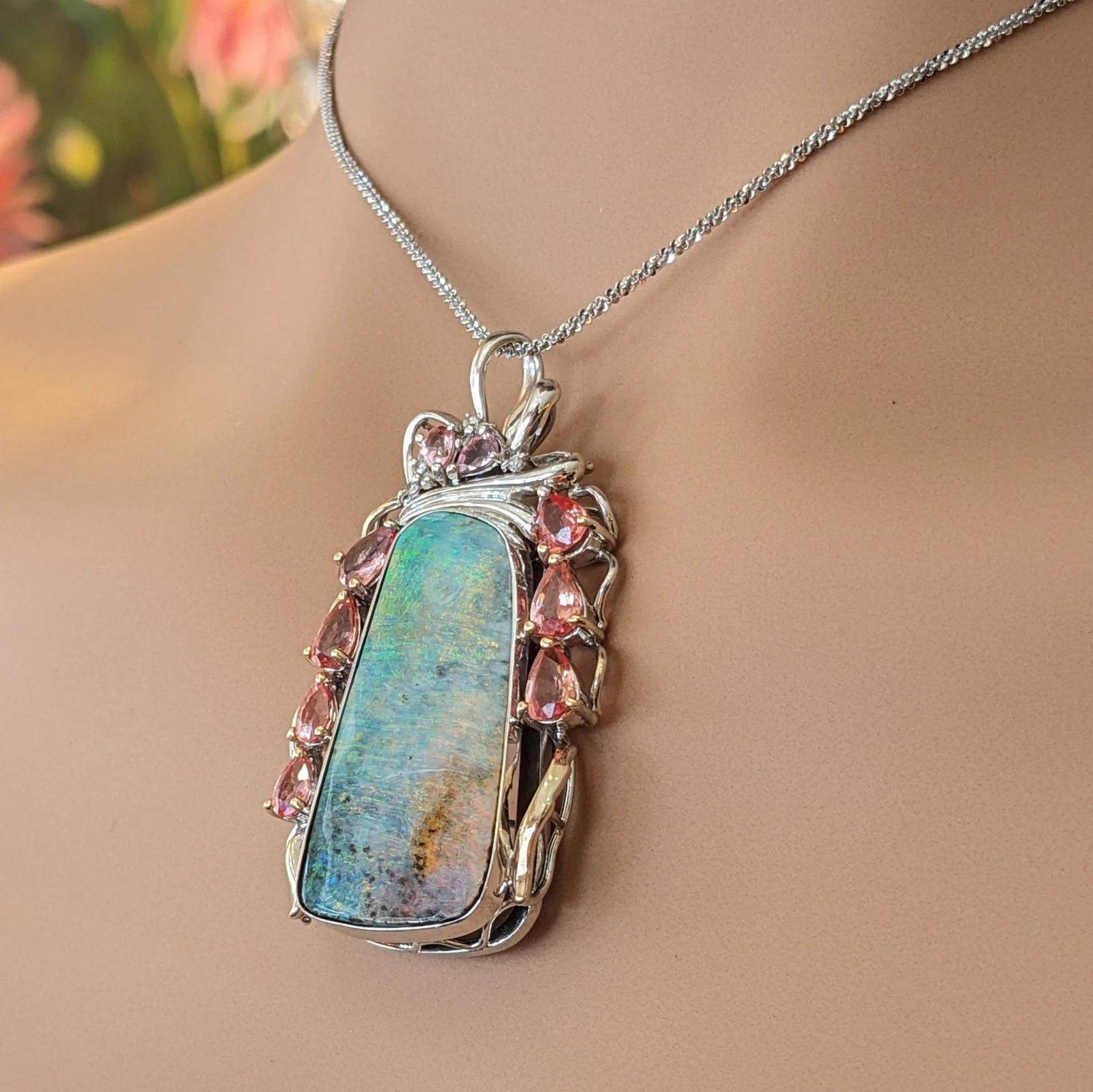 Collana con ciondolo Boulder Opale e Zaffiro in platino e 18 carati

La collana con ciondolo Boulder Opal presenta un'opale Boulder multicolore con giochi di colore rosa-arancio-verde-blu incastonata in oro bianco 18 carati con zaffiri perlati rosa
