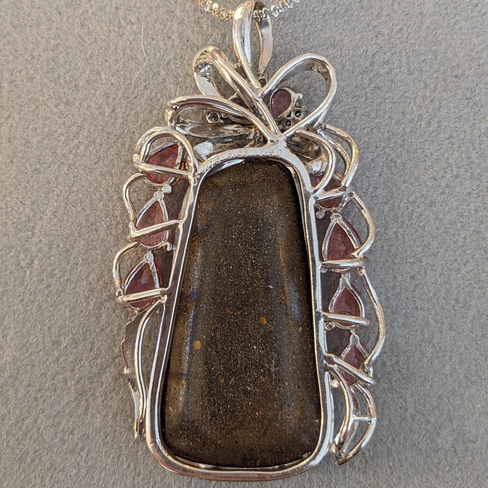 Collana con ciondolo Boulder Opale e Zaffiro in platino e 18 carati in vendita 1