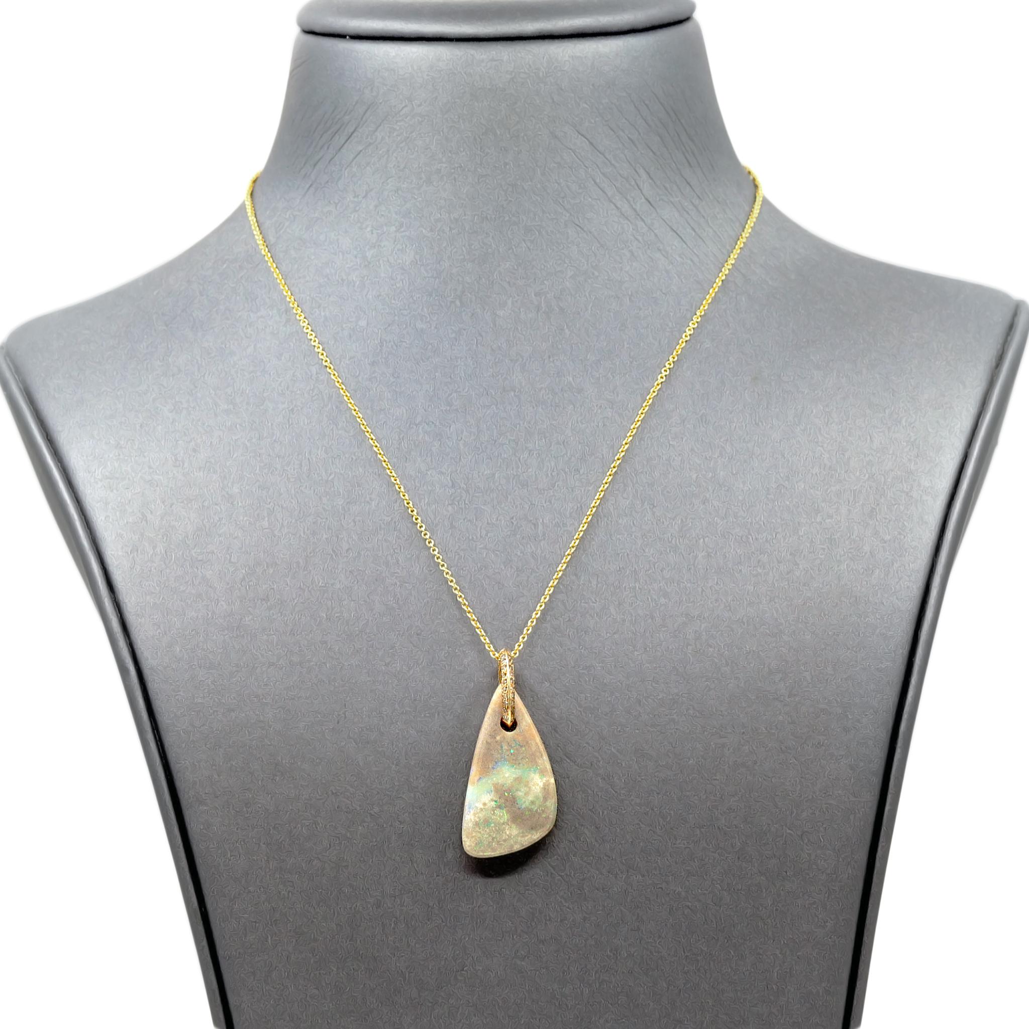 Ciondolo Boulder Opal unico nel suo genere, realizzato a mano dalla designer di gioielli Julie Romanenko con uno splendido e particolare opale australiano boulder con un bellissimo gioco di colori. Il fenomenale penzola da un anello a forma di