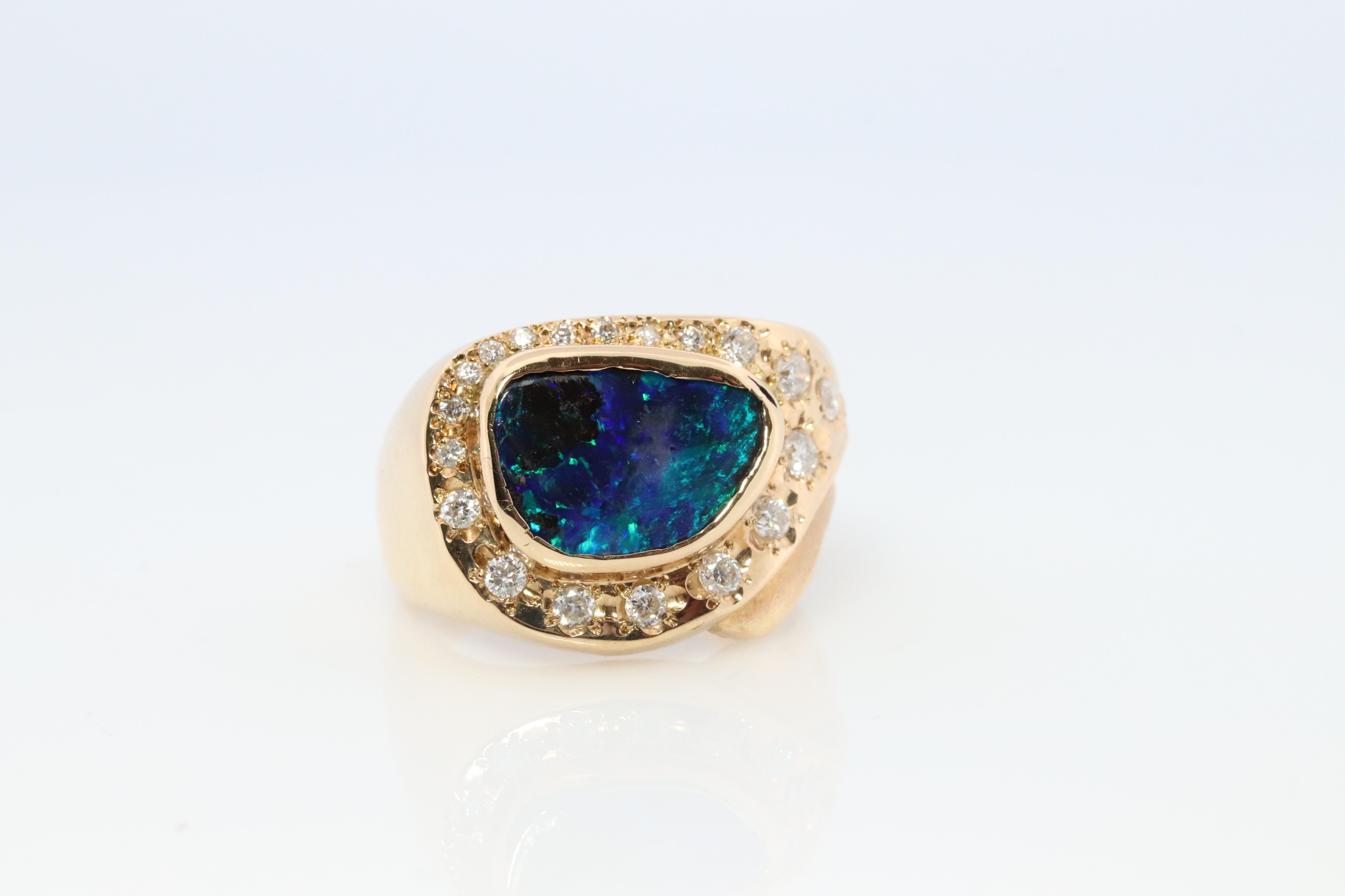 Stupéfiante opale de roche australienne  Cabochon Lunette sertie.

Accentué par des diamants.

Uniquement pour l'occasion - Unisexe. Convient parfaitement aux femmes et aux hommes.

Or jaune 18k

Détails :
9mm par 12mm Opale
Clarté SI avec diamants