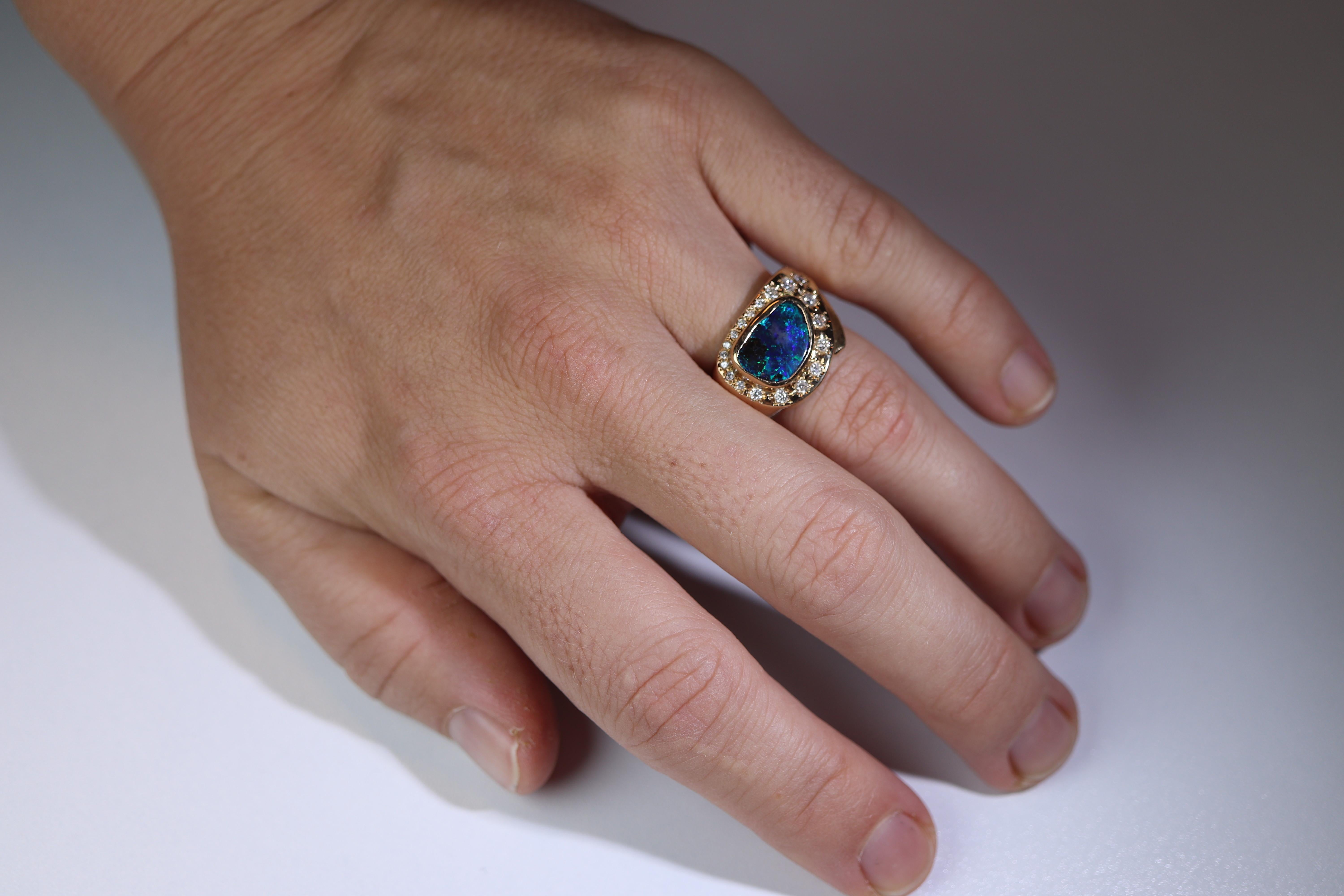 Superbe cabochon d'opale australien Boulder, serti en chaton.

Accentué par des diamants.

Uniquement pour l'occasion - Unisexe. Convient parfaitement aux femmes et aux hommes.

Apprécié indépendamment à 4170 $.

Or jaune 18k

Détails :
9mm par 12mm