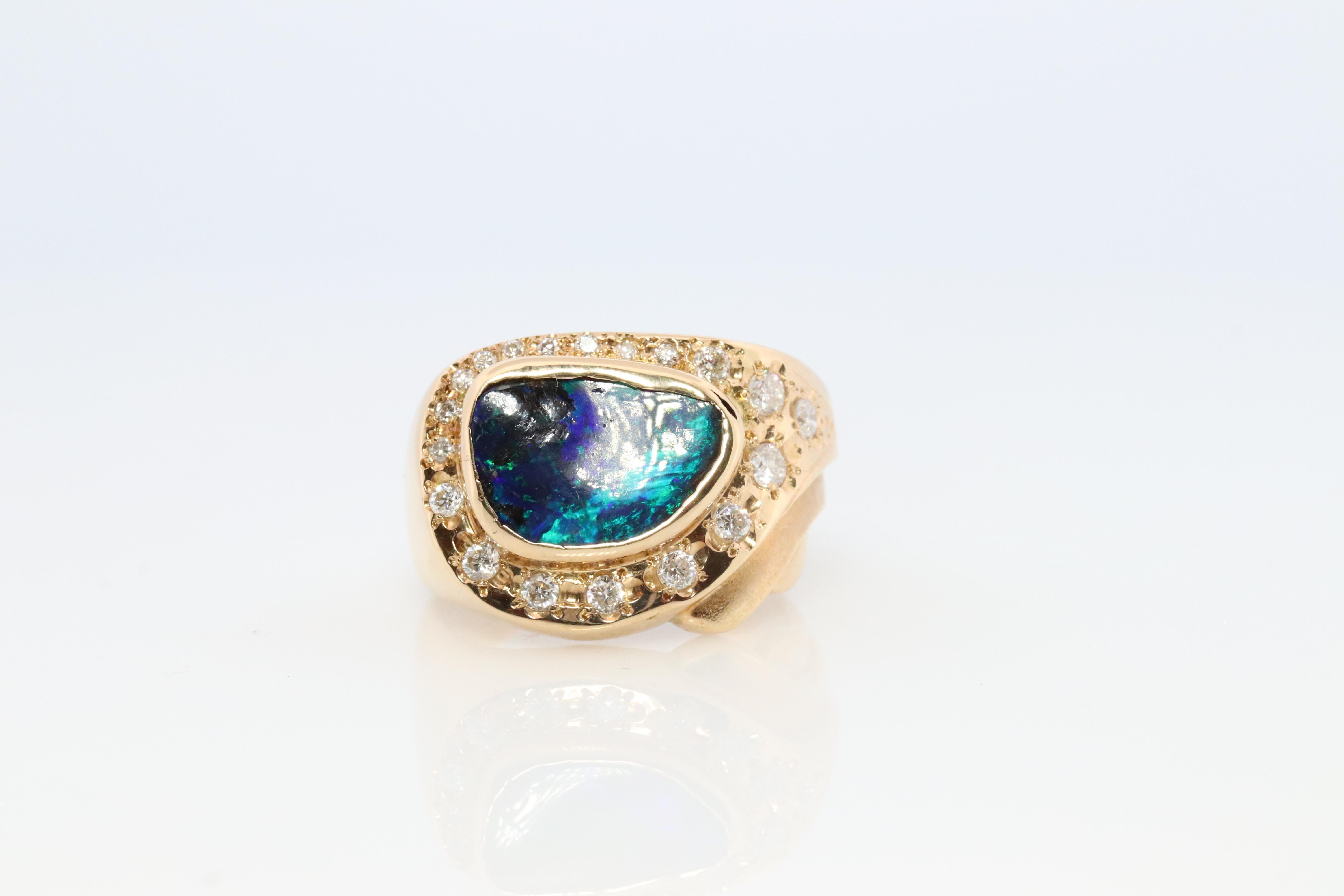 Taille cabochon Bague Boulder Opal Diamond. Bague en or 18k sertie d'opales véritables et de diamants. en vente