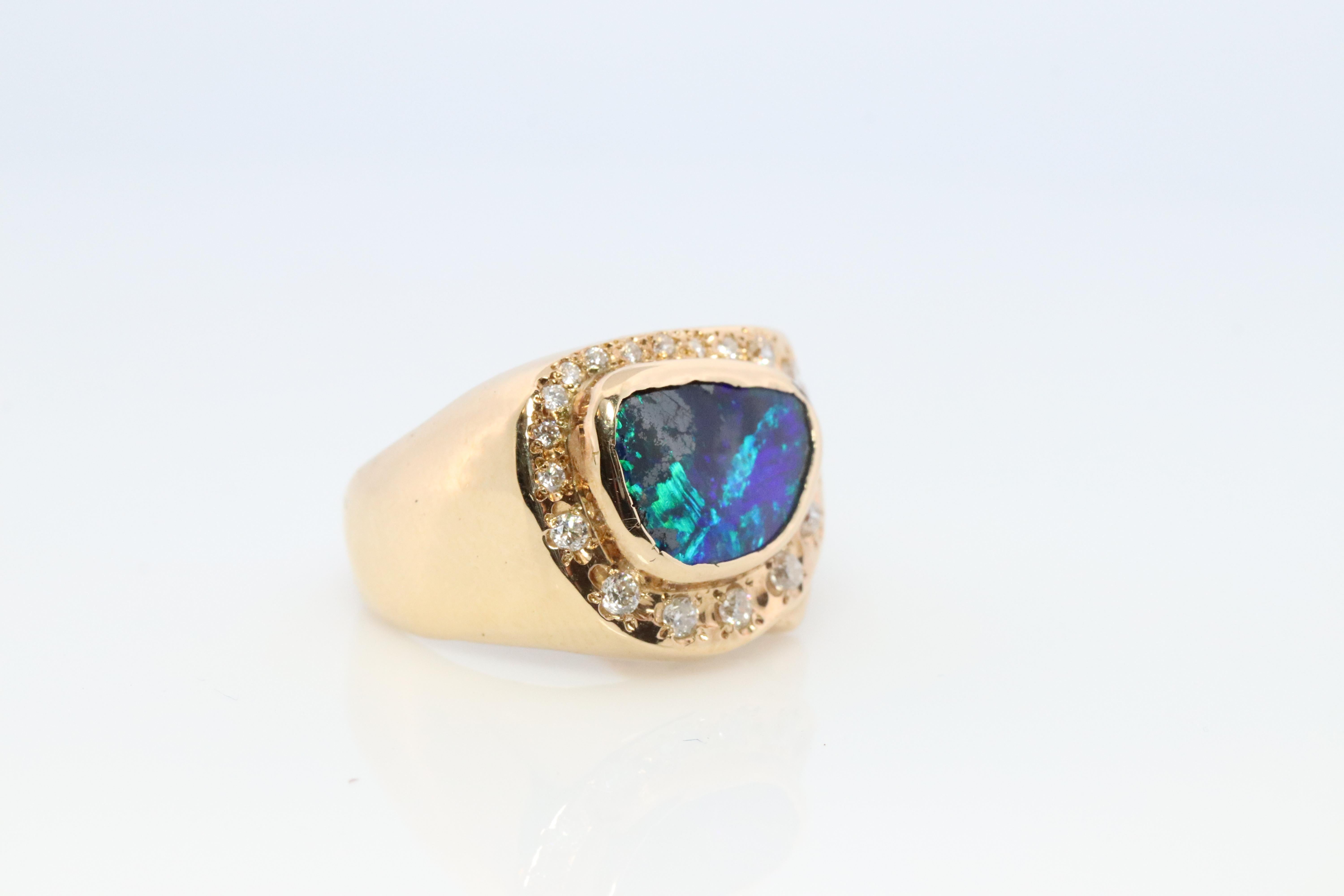 Taille cabochon Bague Boulder Opal Diamond. Bague en or 18k sertie d'opales véritables et de diamants. en vente
