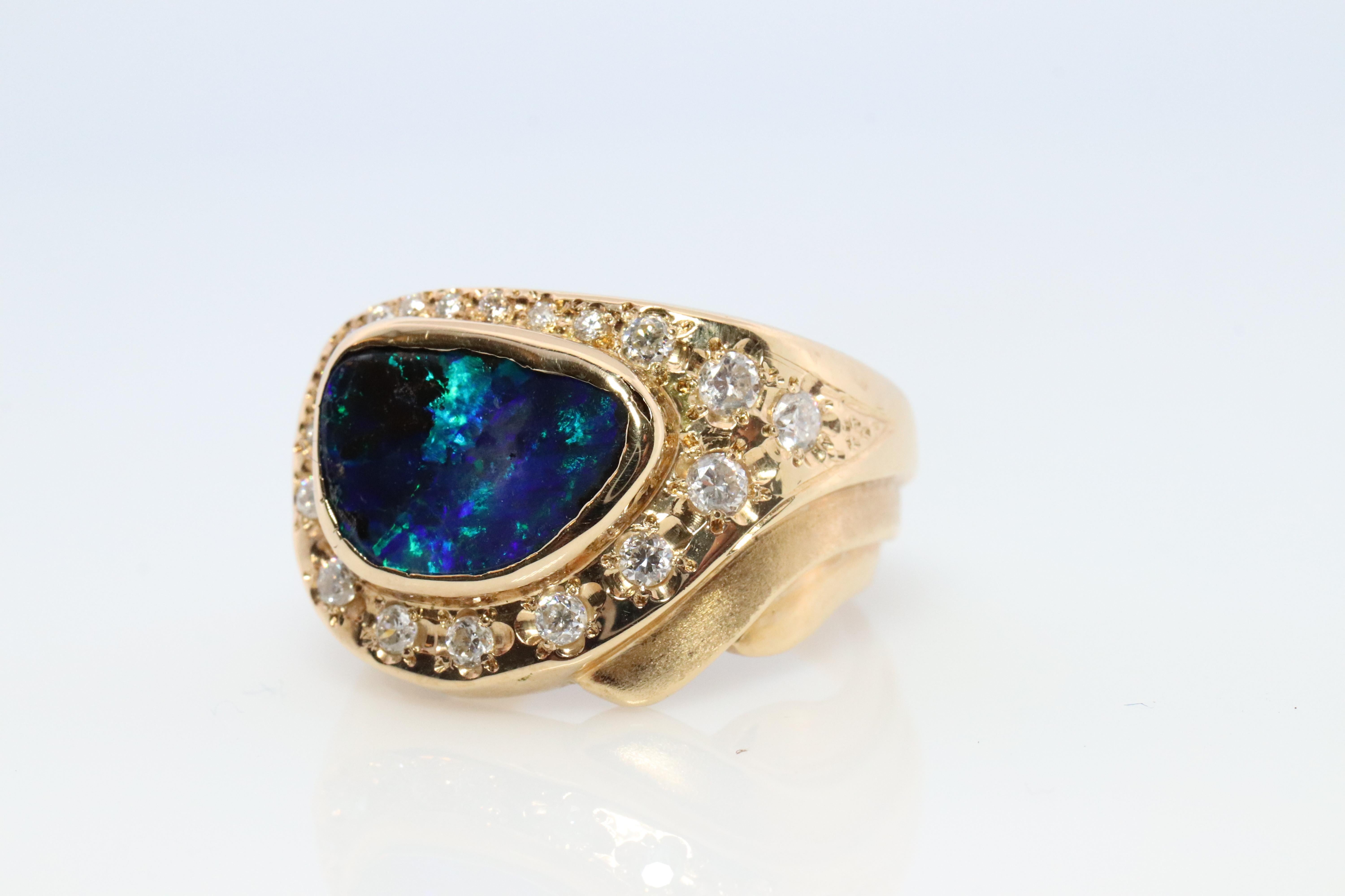Bague Boulder Opal Diamond. Bague en or 18k sertie d'opales véritables et de diamants. Bon état - En vente à Port Charlotte, FL